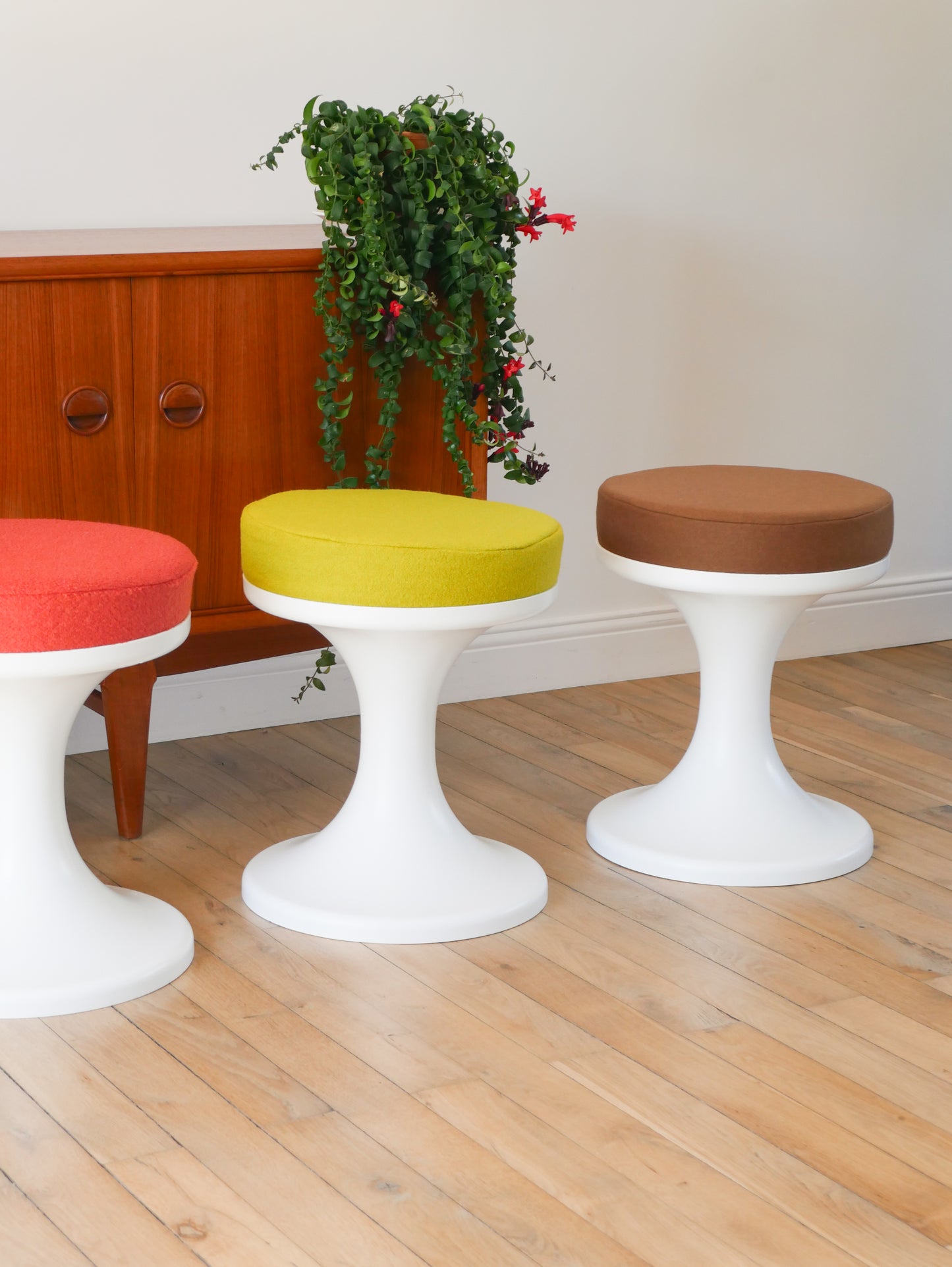 Tabouret tulipe en Plastique et Laine, Mocha Mousse, Design Space Age, 1970