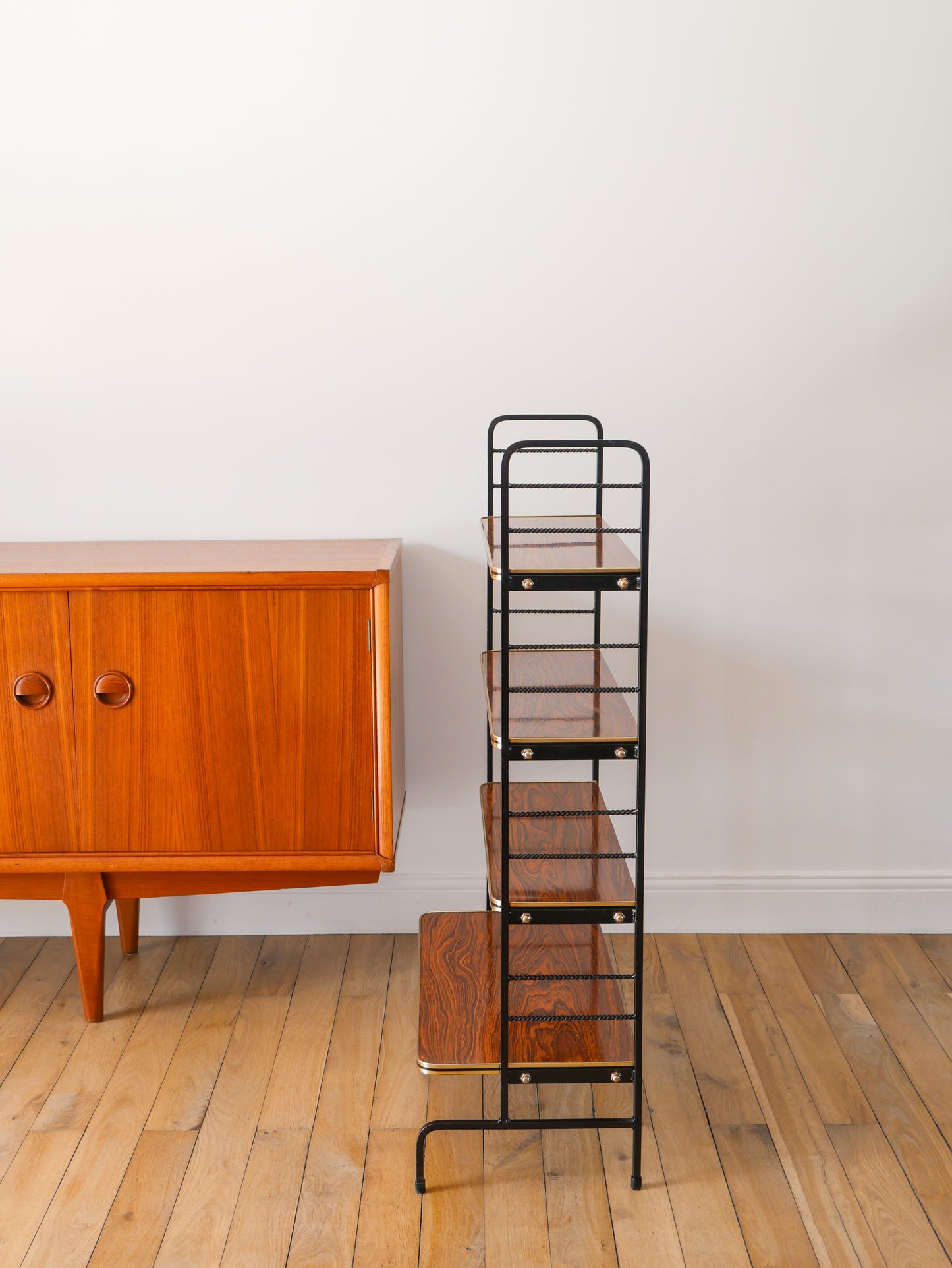 Étagère sur pieds en formica, fer noir et laiton, 1960