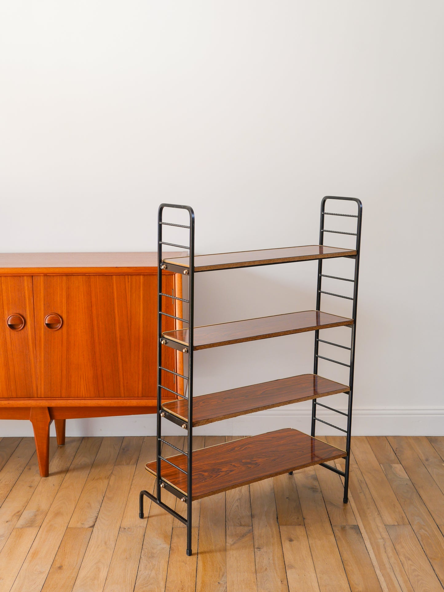 Étagère sur pieds en formica, fer noir et laiton, 1960