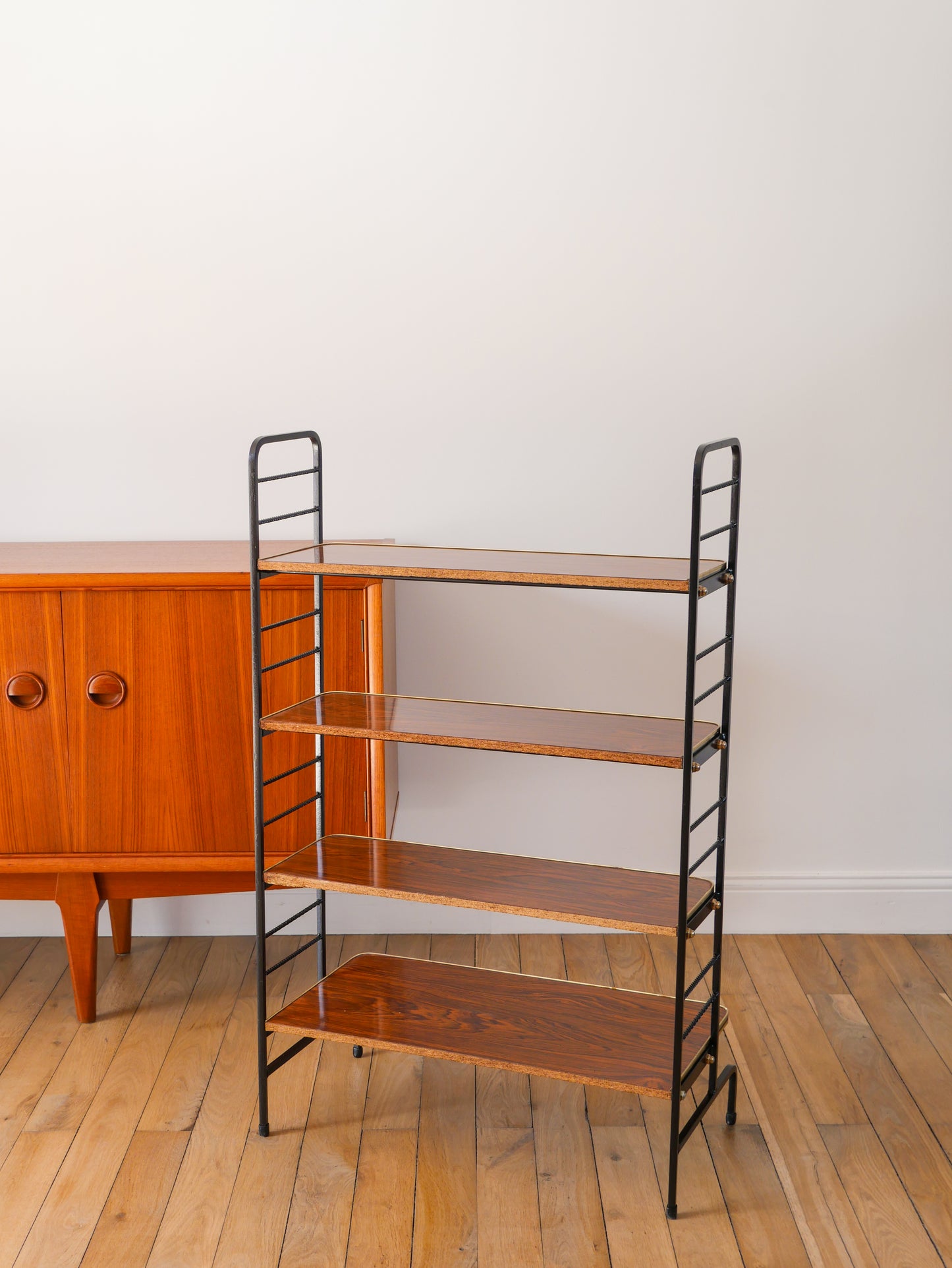 Étagère sur pieds en formica, fer noir et laiton, 1960