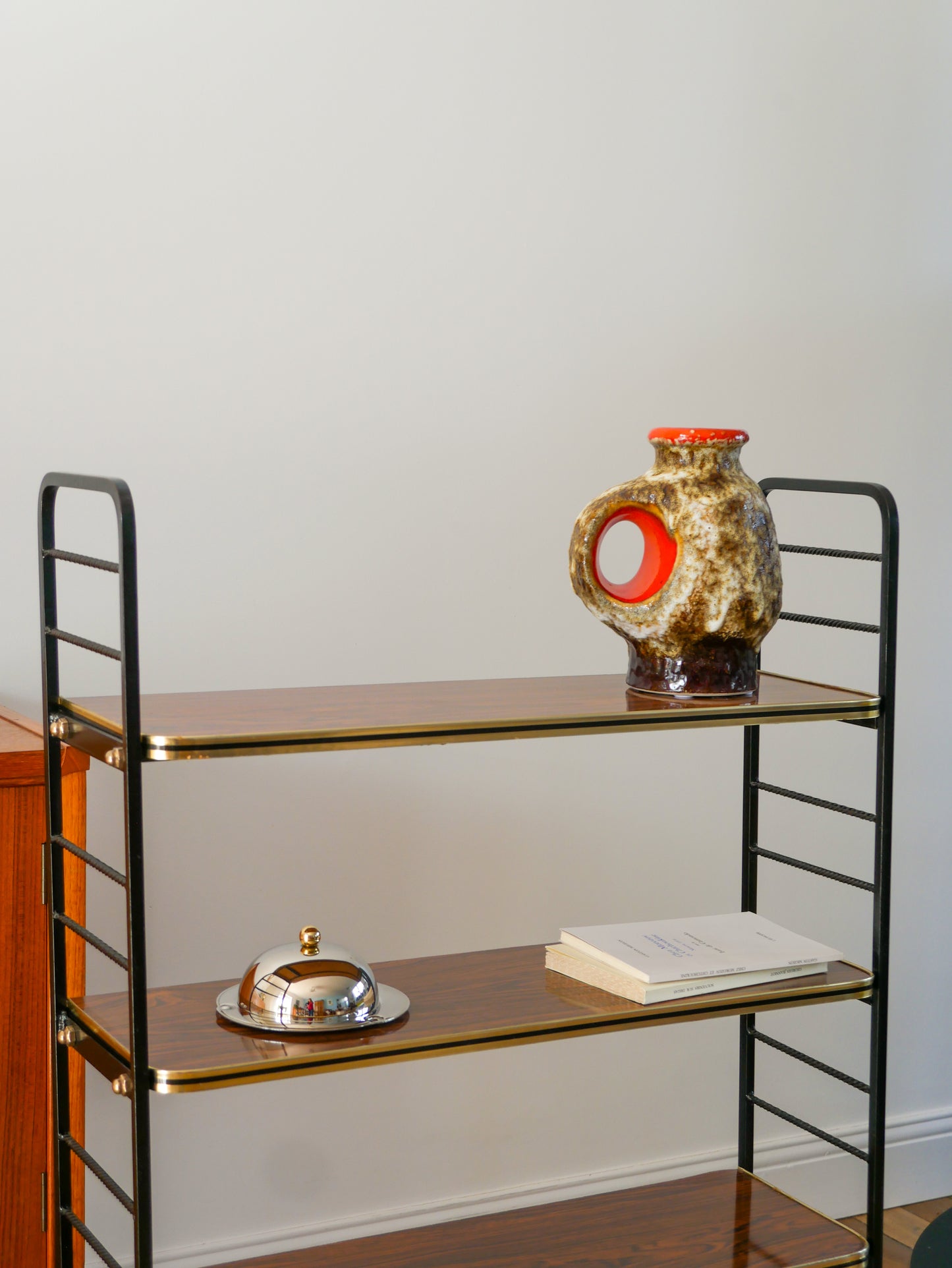 Étagère sur pieds en formica, fer noir et laiton, 1960