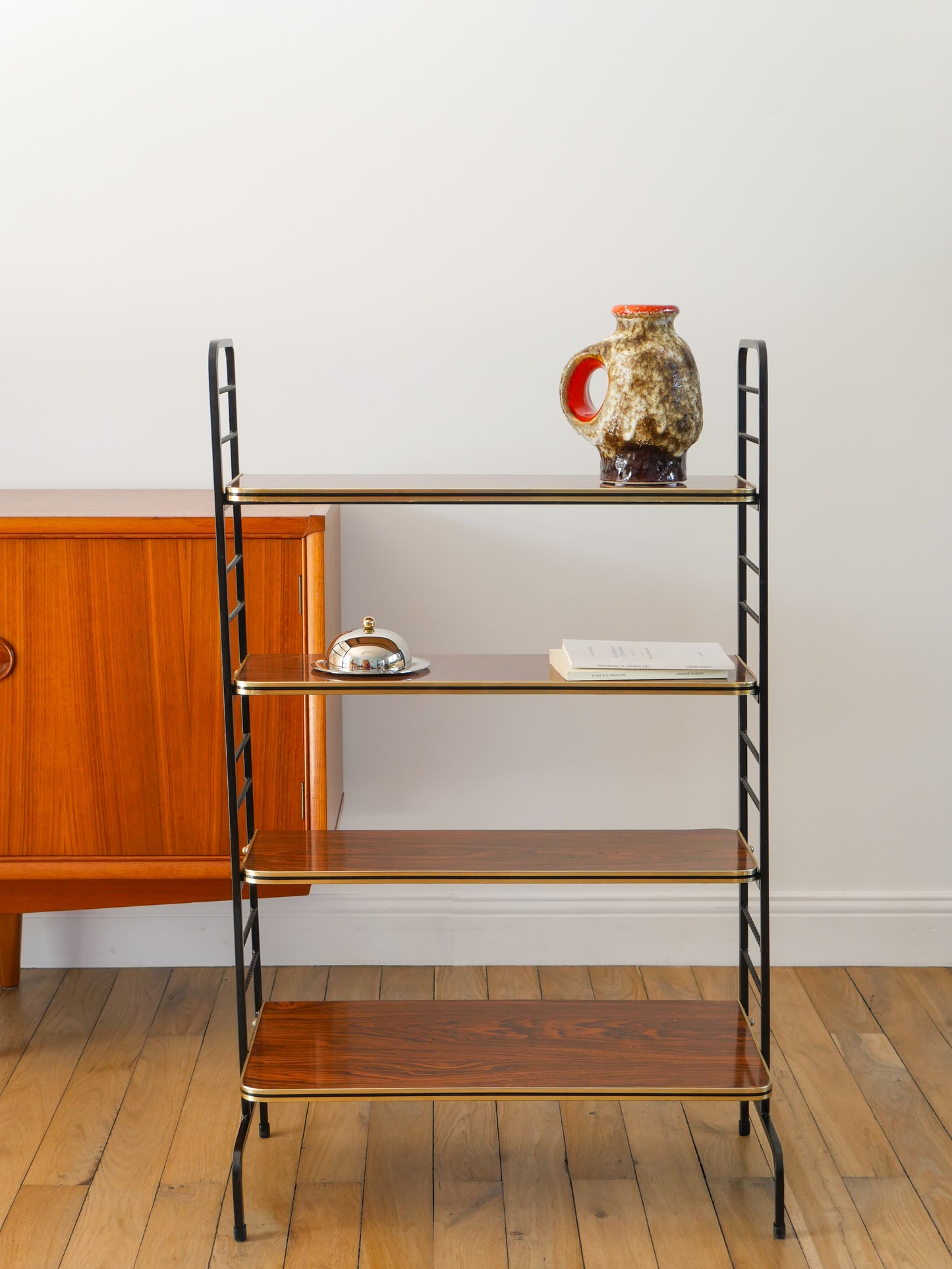 Étagère sur pieds en formica, fer noir et laiton, 1960