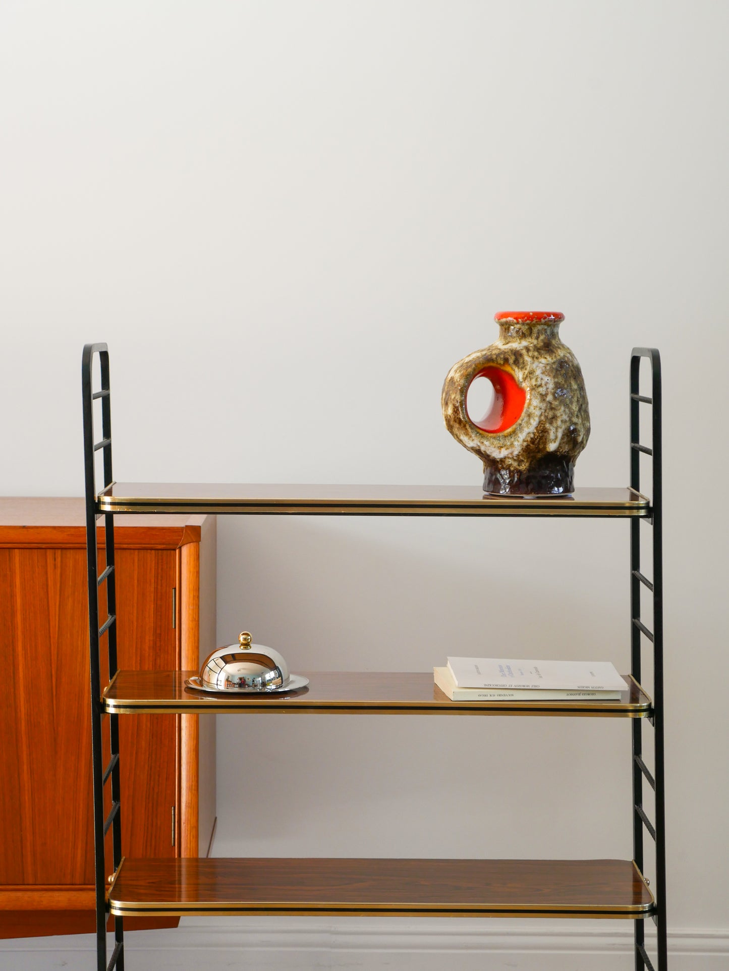 Étagère sur pieds en formica, fer noir et laiton, 1960