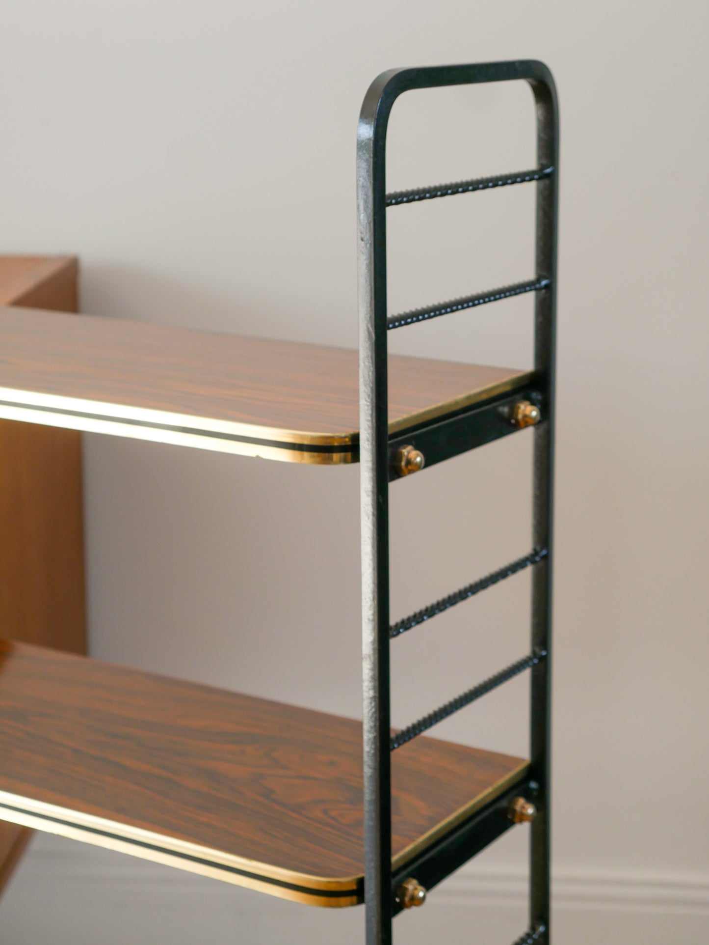 Étagère sur pieds en formica, fer noir et laiton, 1960