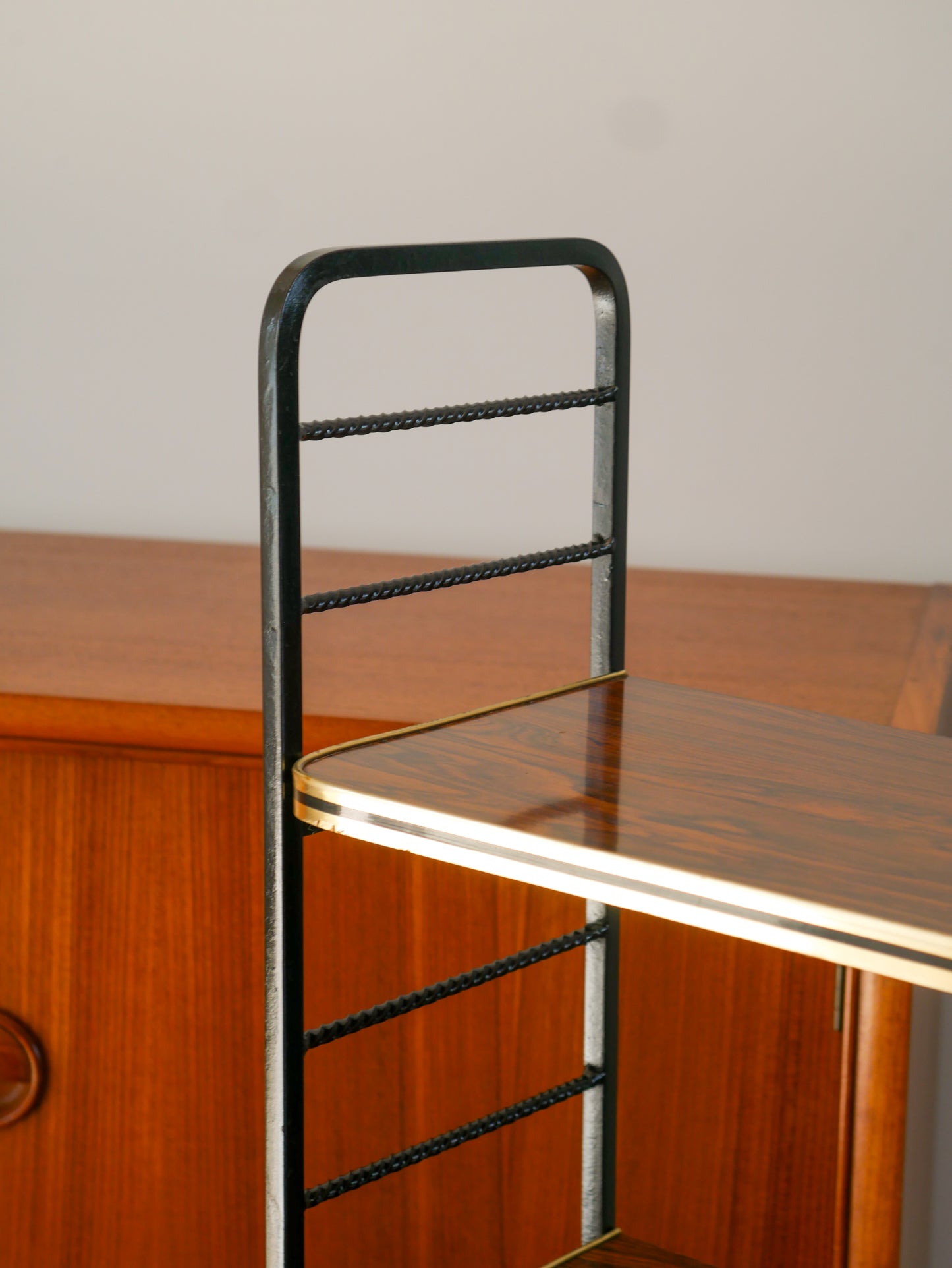Étagère sur pieds en formica, fer noir et laiton, 1960