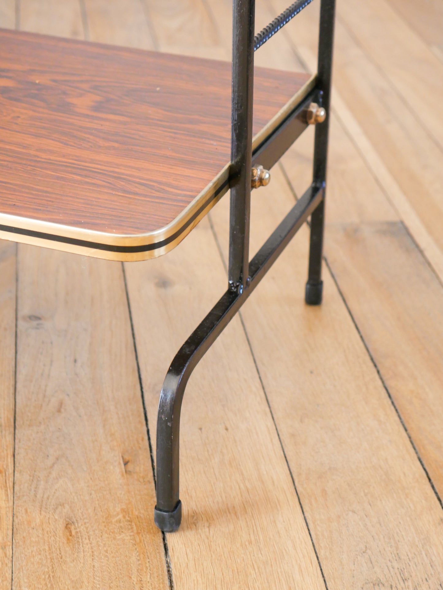 Étagère sur pieds en formica, fer noir et laiton, 1960