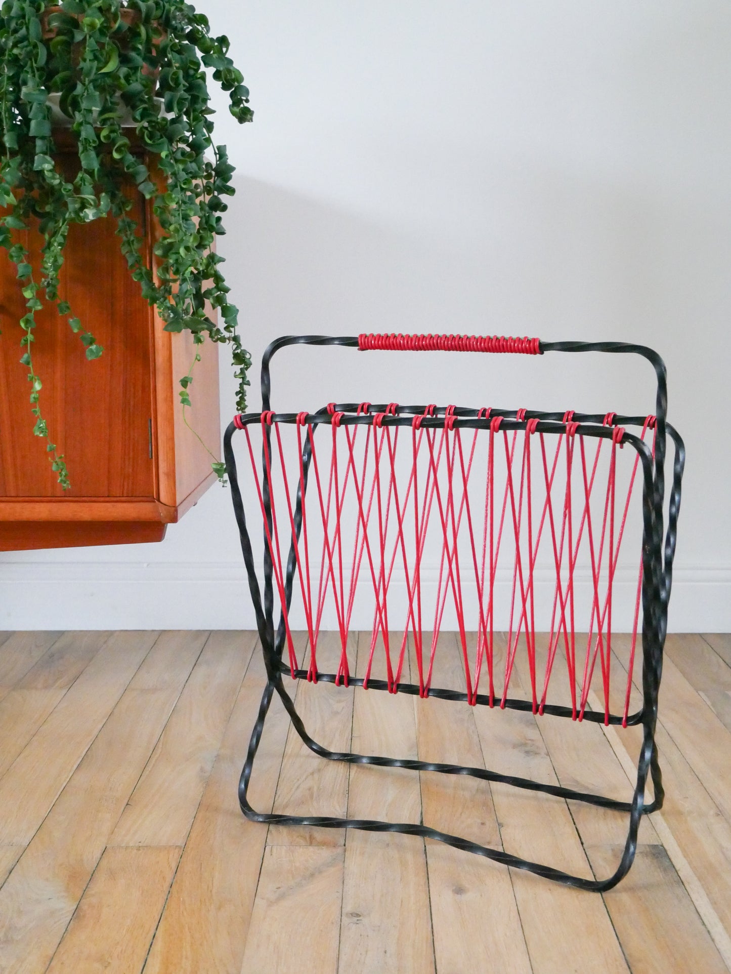 Grand porte-revues en fer noir et scoubidou, Noir et Rouge, Design, 1960