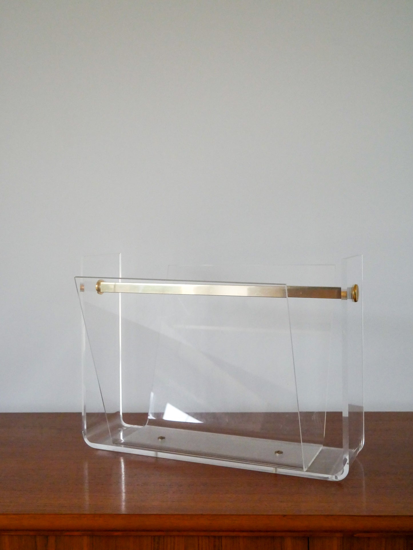 Porte-revue en plexi transparent et laiton doré, David Lange pour Roche Bobois, Design, 1970