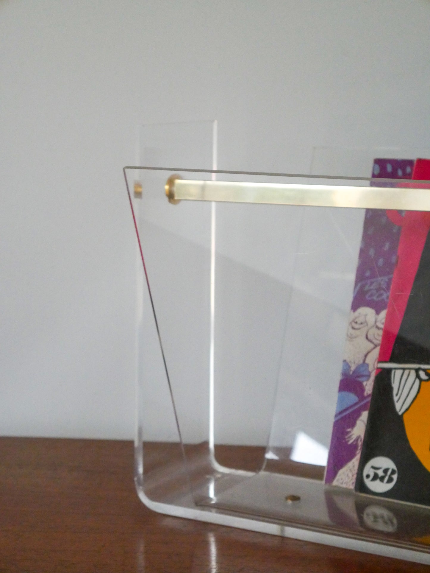 Porte-revue en plexi transparent et laiton doré, David Lange pour Roche Bobois, Design, 1970