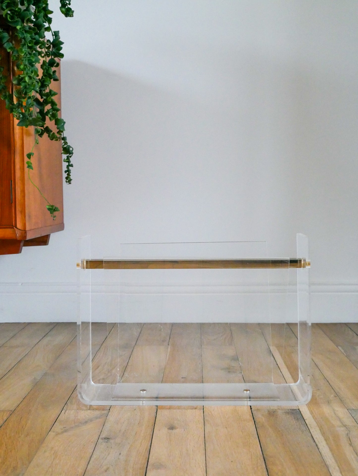 Porte-revue en plexi transparent et laiton doré, David Lange pour Roche Bobois, Design, 1970