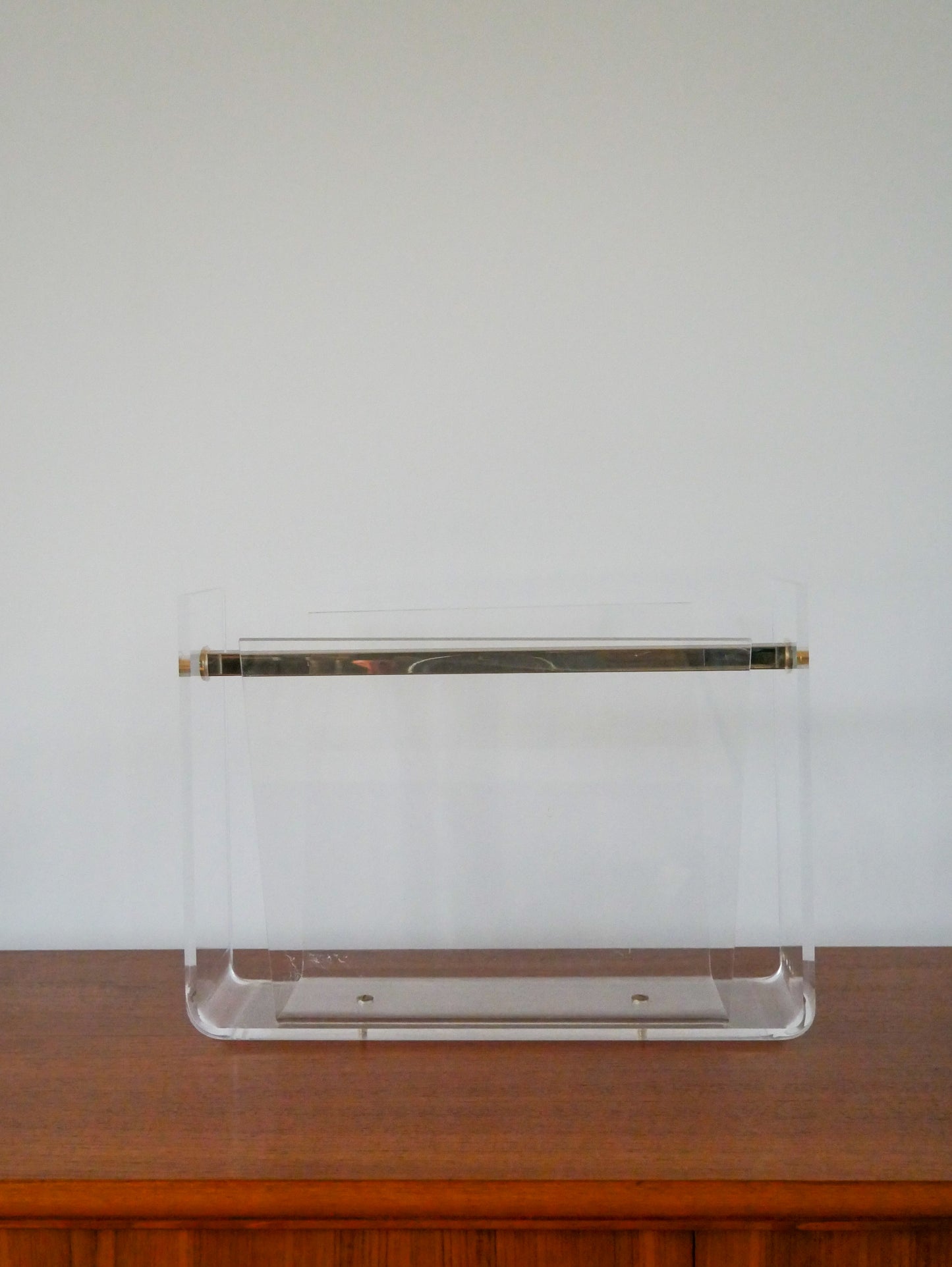 Porte-revue en plexi transparent et laiton doré, David Lange pour Roche Bobois, Design, 1970