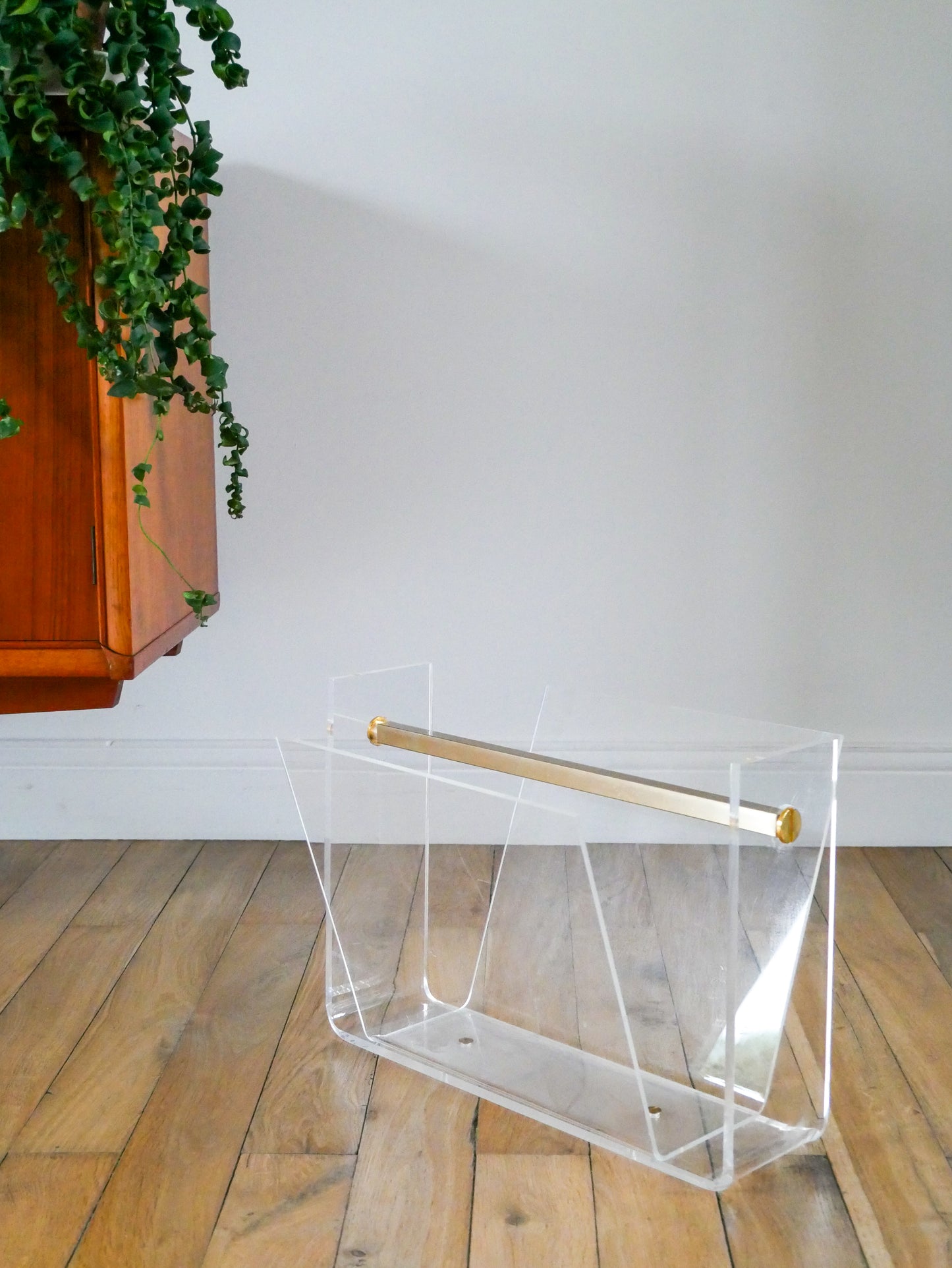 Porte-revue en plexi transparent et laiton doré, David Lange pour Roche Bobois, Design, 1970