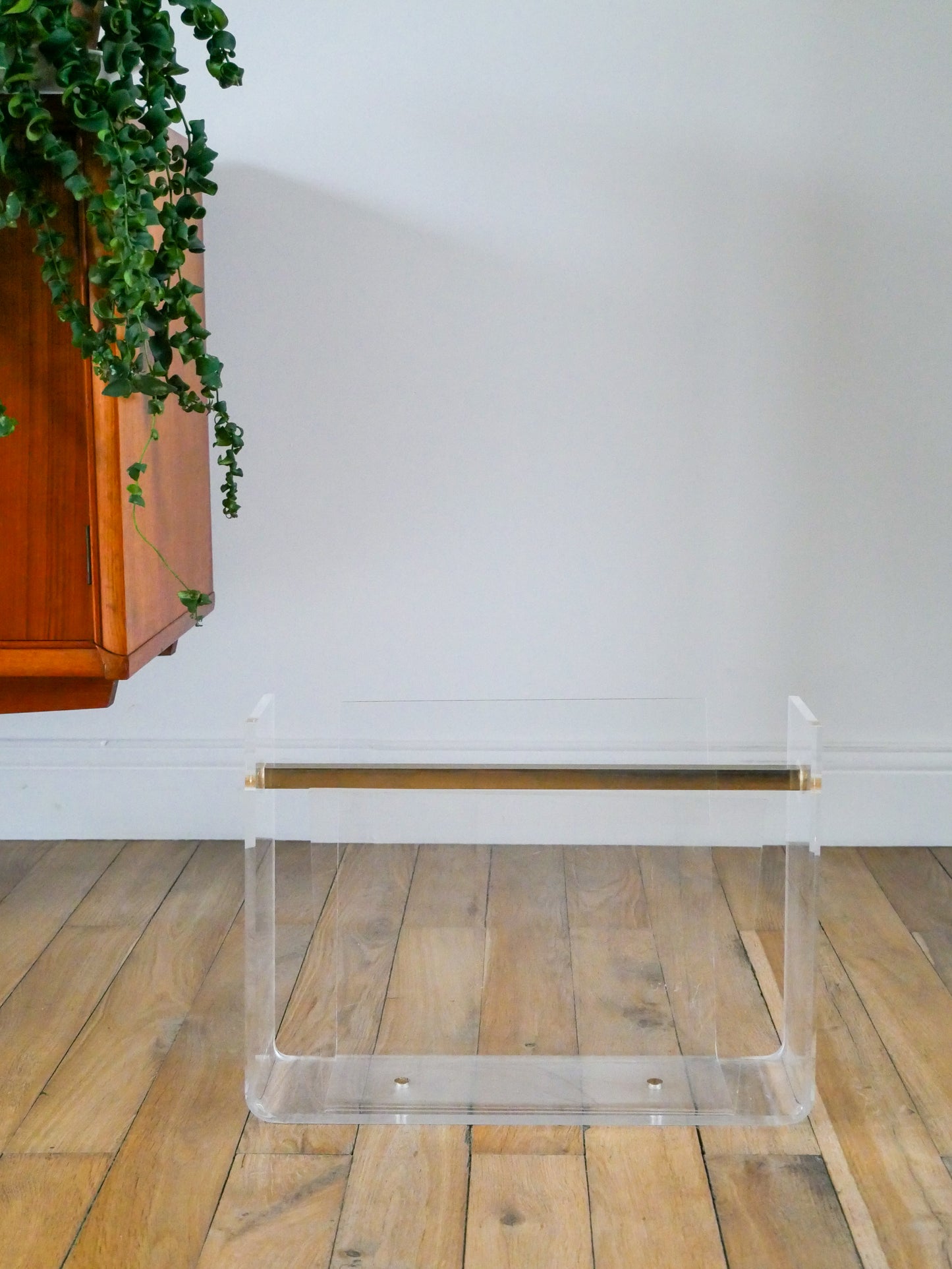 Porte-revue en plexi transparent et laiton doré, David Lange pour Roche Bobois, Design, 1970