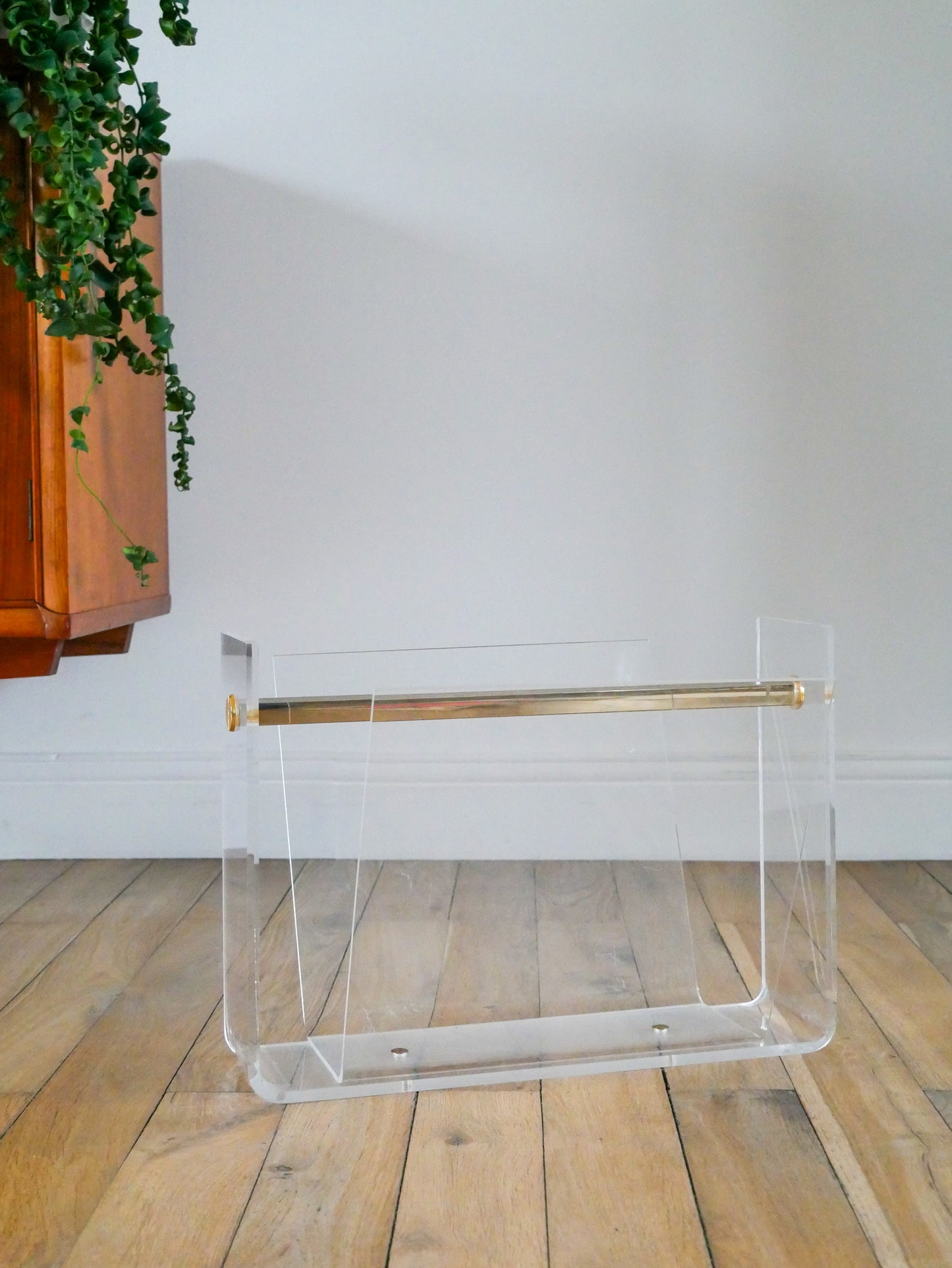 Porte-revue en plexi transparent et laiton doré, David Lange pour Roche Bobois, Design, 1970