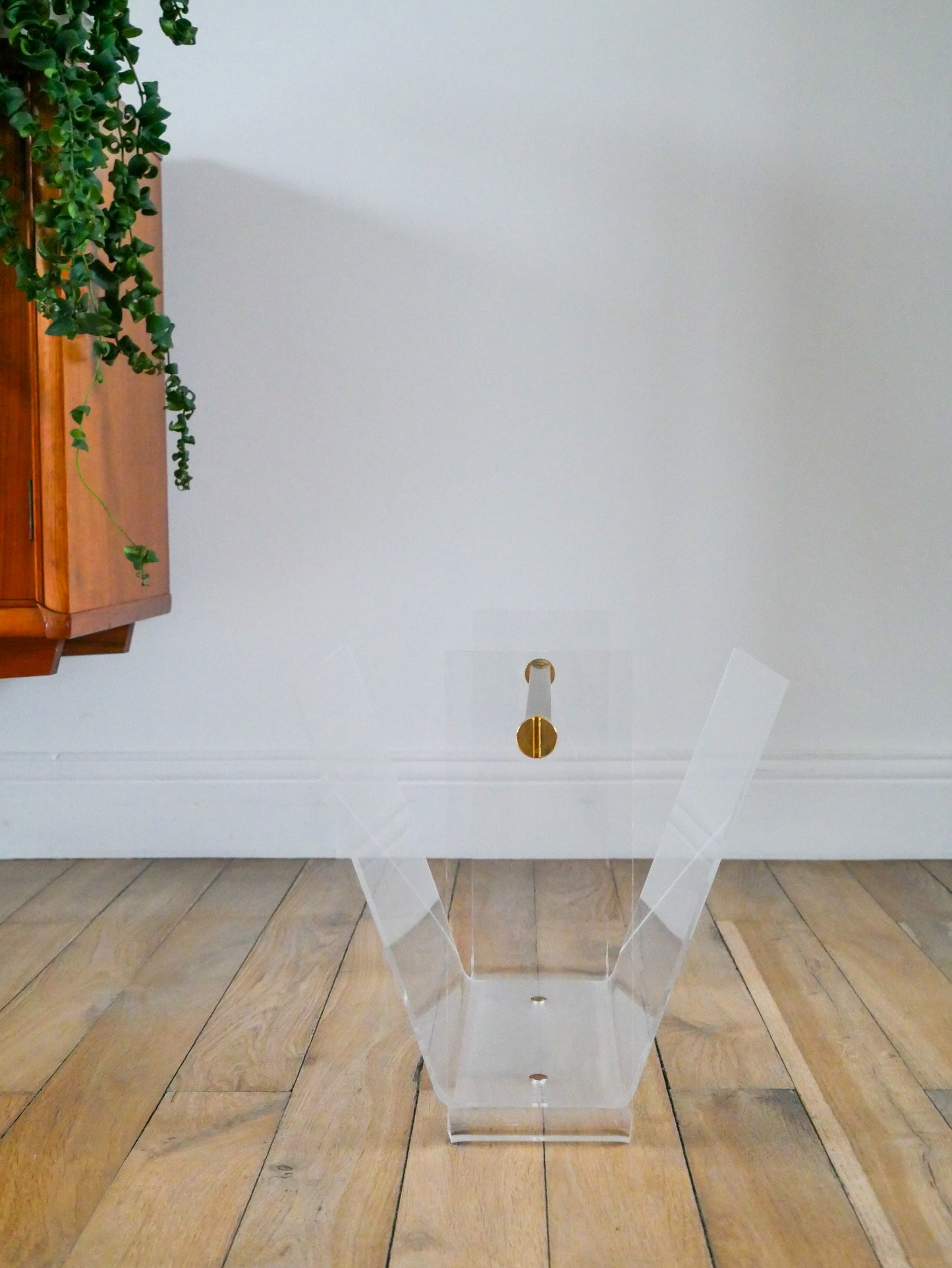 Porte-revue en plexi transparent et laiton doré, David Lange pour Roche Bobois, Design, 1970