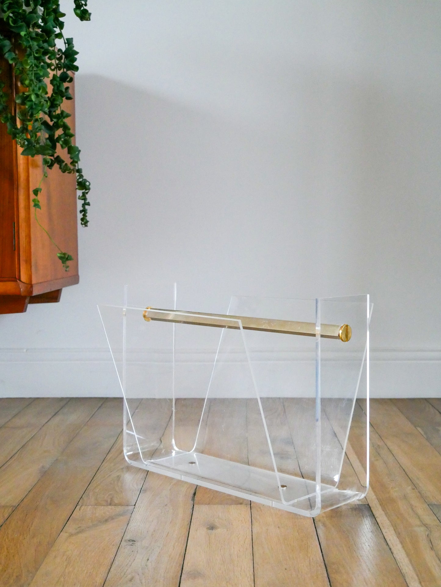 Porte-revue en plexi transparent et laiton doré, David Lange pour Roche Bobois, Design, 1970
