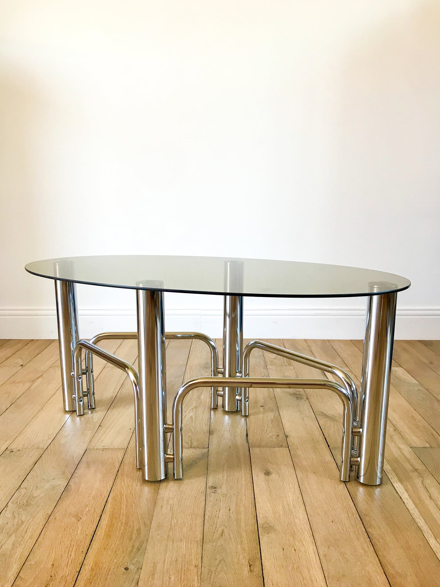 Table basse en chrome et plateau en verre forme ovoïde années 70