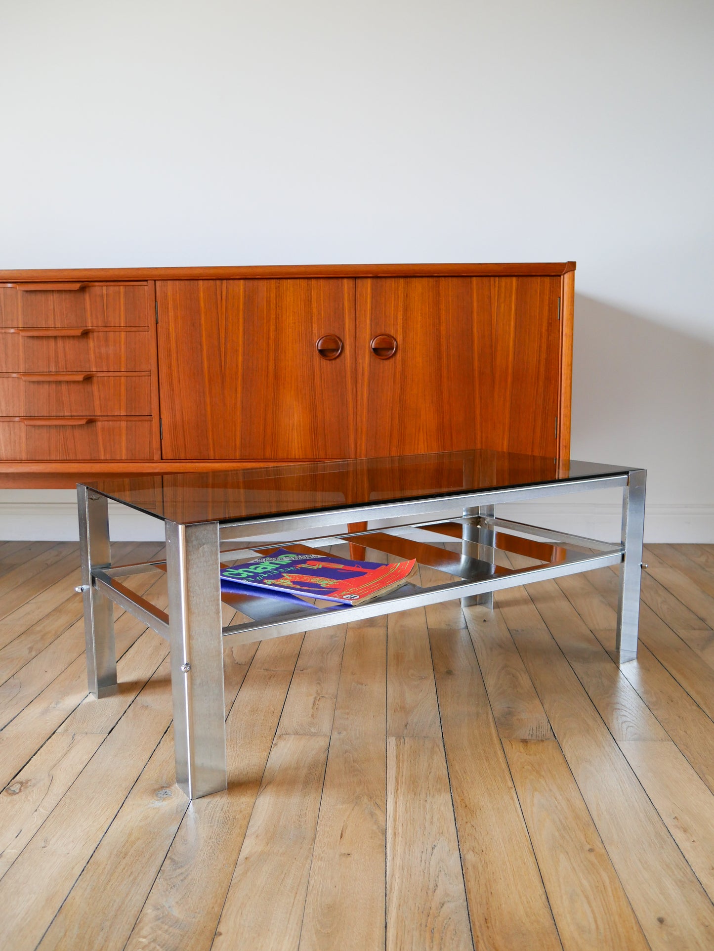 Table basse rectangulaire en verre fumé et piètements alu brossé double étage design 1980