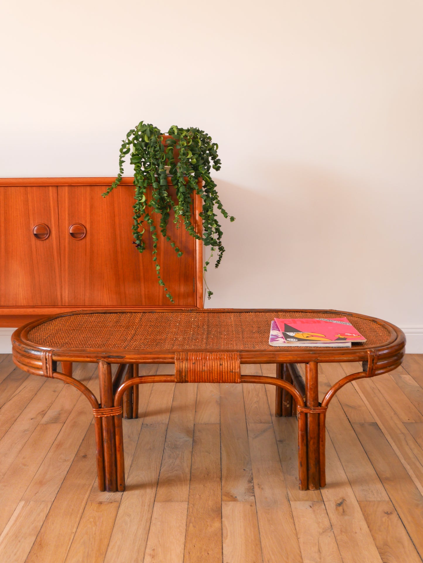 Table basse ovale en rotin et bambou foncé, 1970
