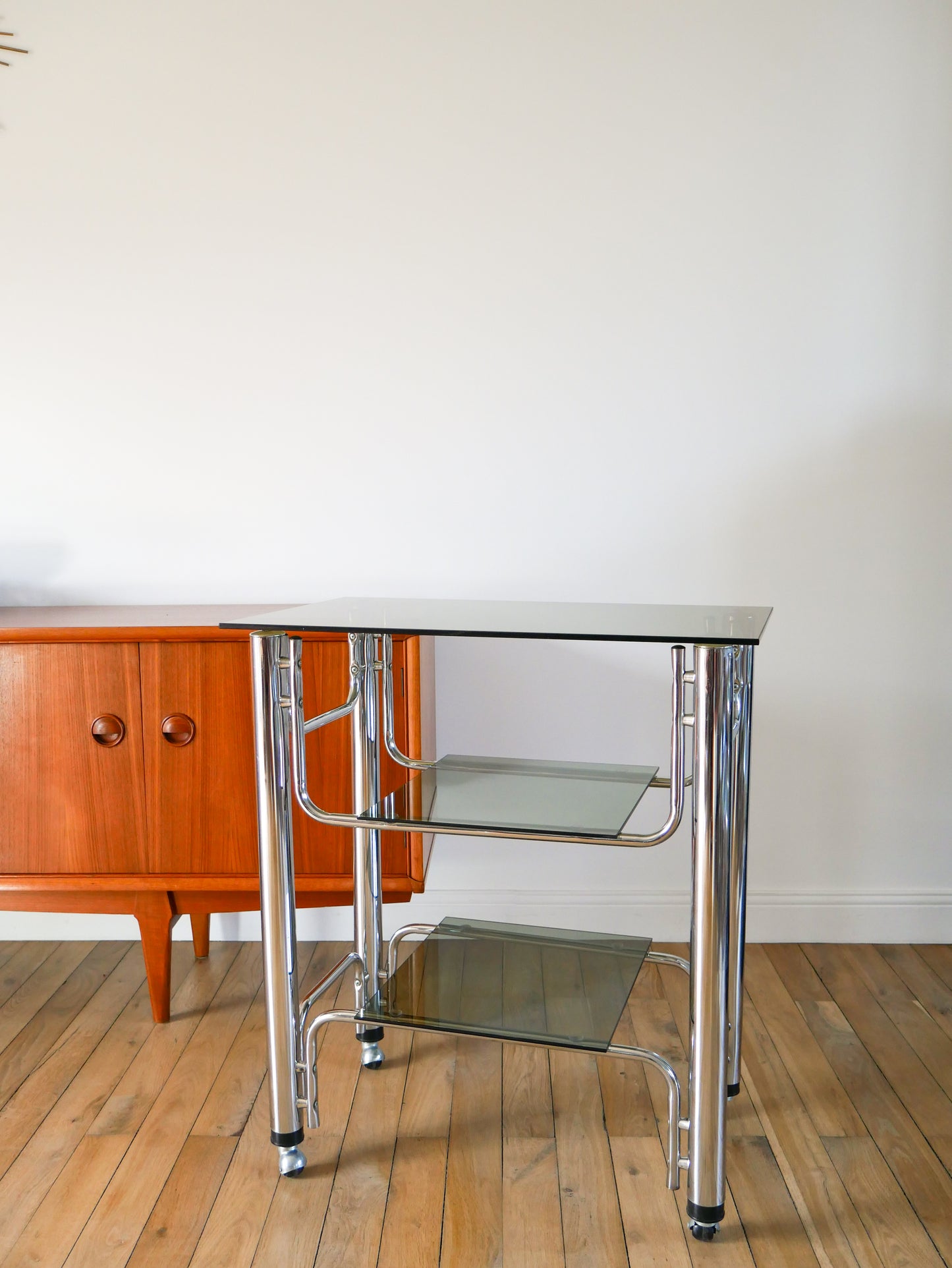 Console en chrome et verre fumé sur roulettes, triple plateaux, Design, 1970