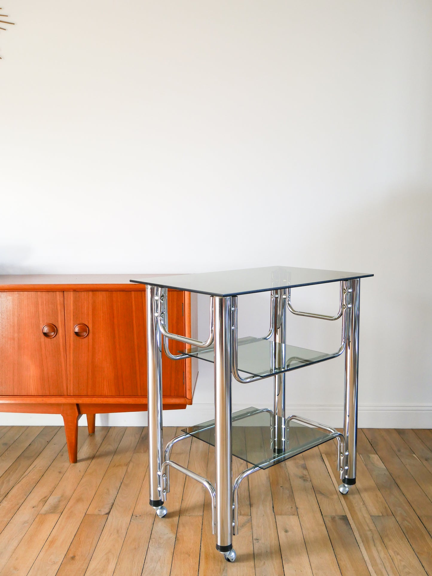 Console en chrome et verre fumé sur roulettes, triple plateaux, Design, 1970