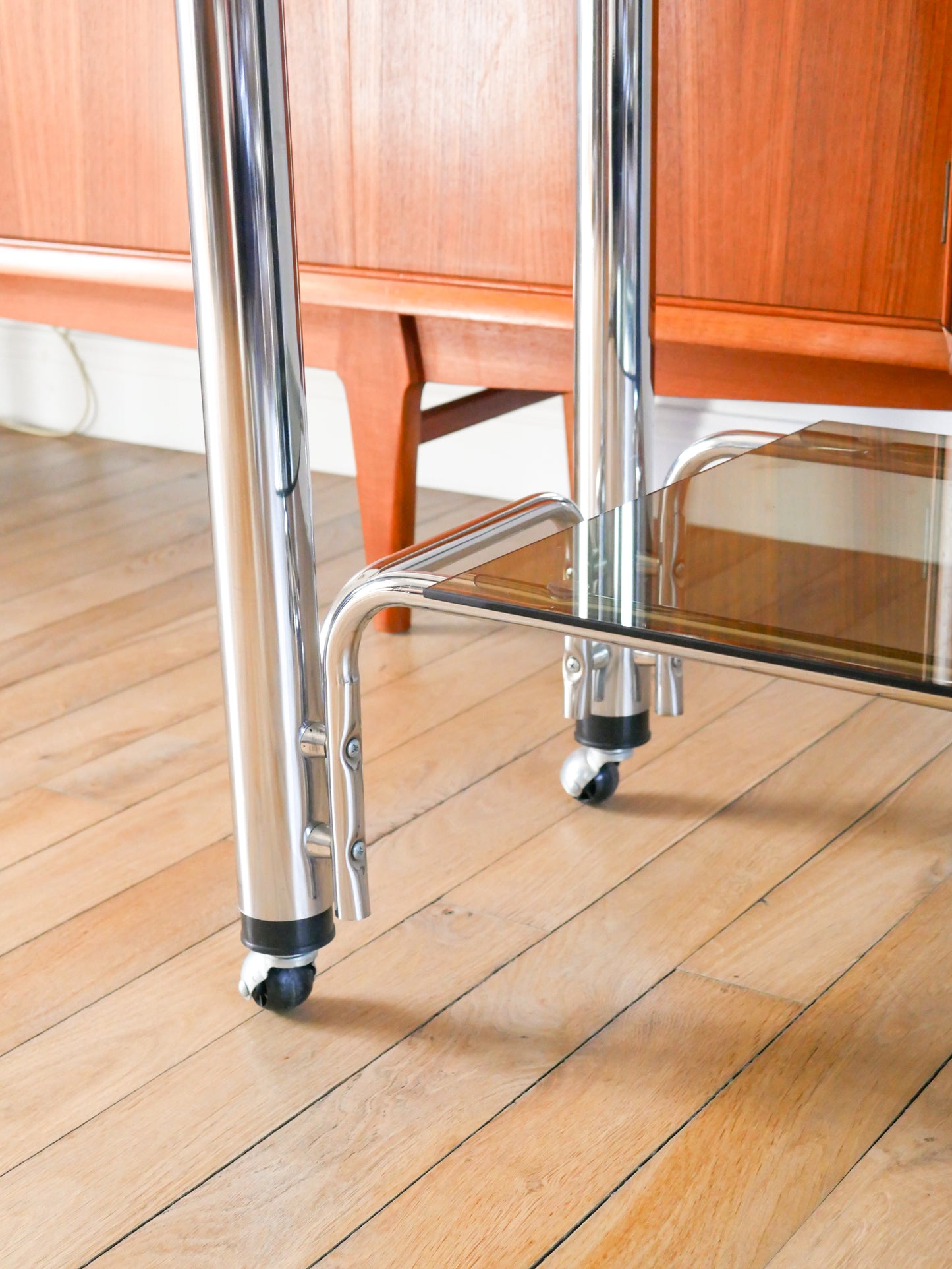 Console en chrome et verre fumé sur roulettes, triple plateaux, Design, 1970