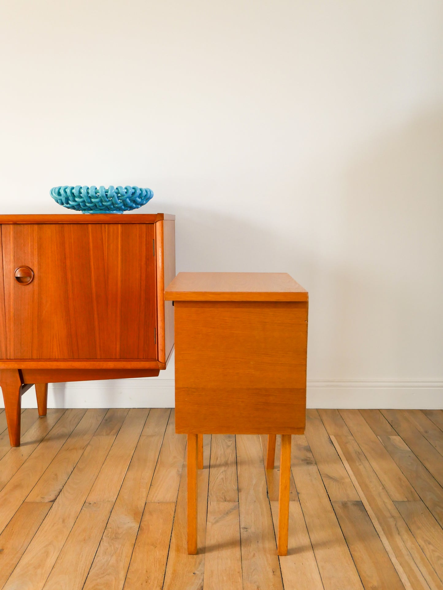 Chevet scandinave en placage teck, pieds compas et tiroir, 1960