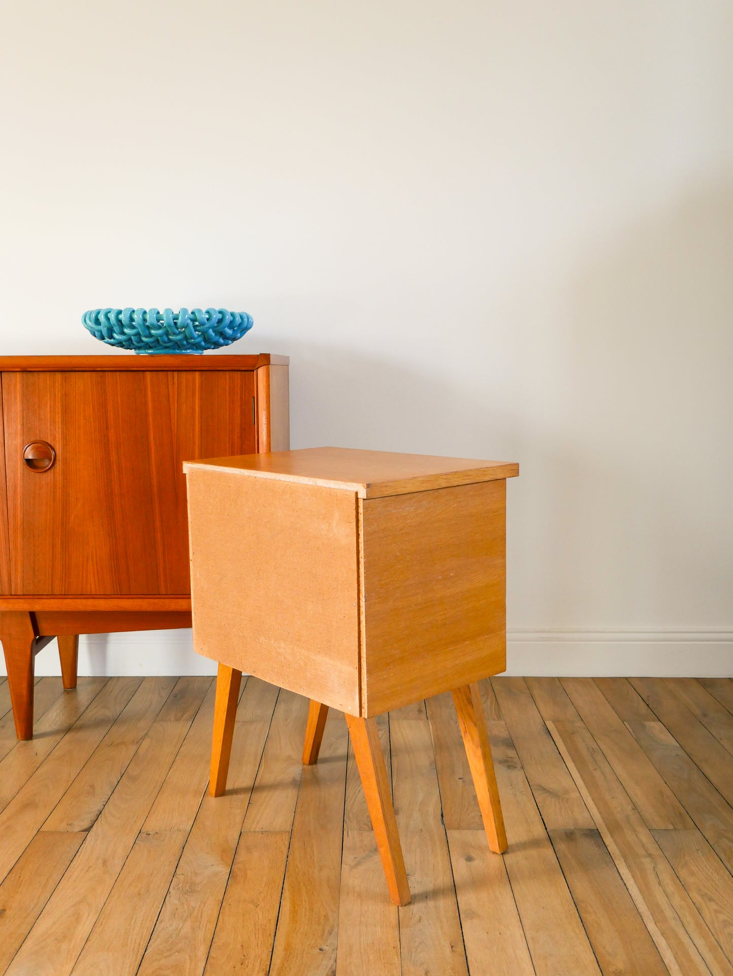 Chevet scandinave en placage teck, pieds compas et tiroir, 1960