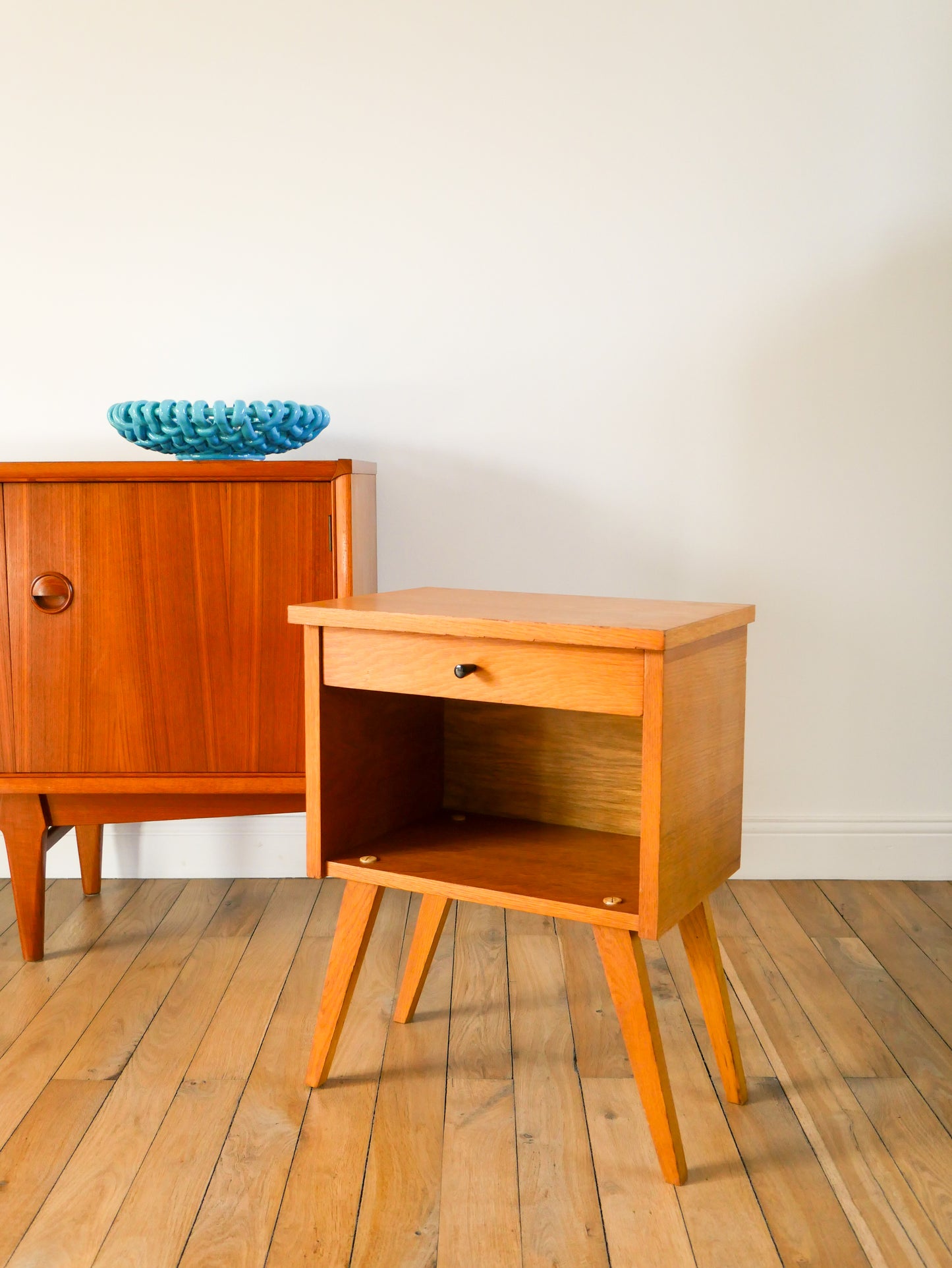 Chevet scandinave en placage teck, pieds compas et tiroir, 1960