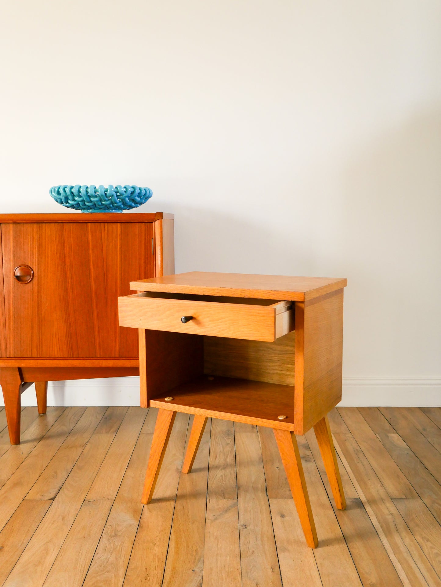 Chevet scandinave en placage teck, pieds compas et tiroir, 1960