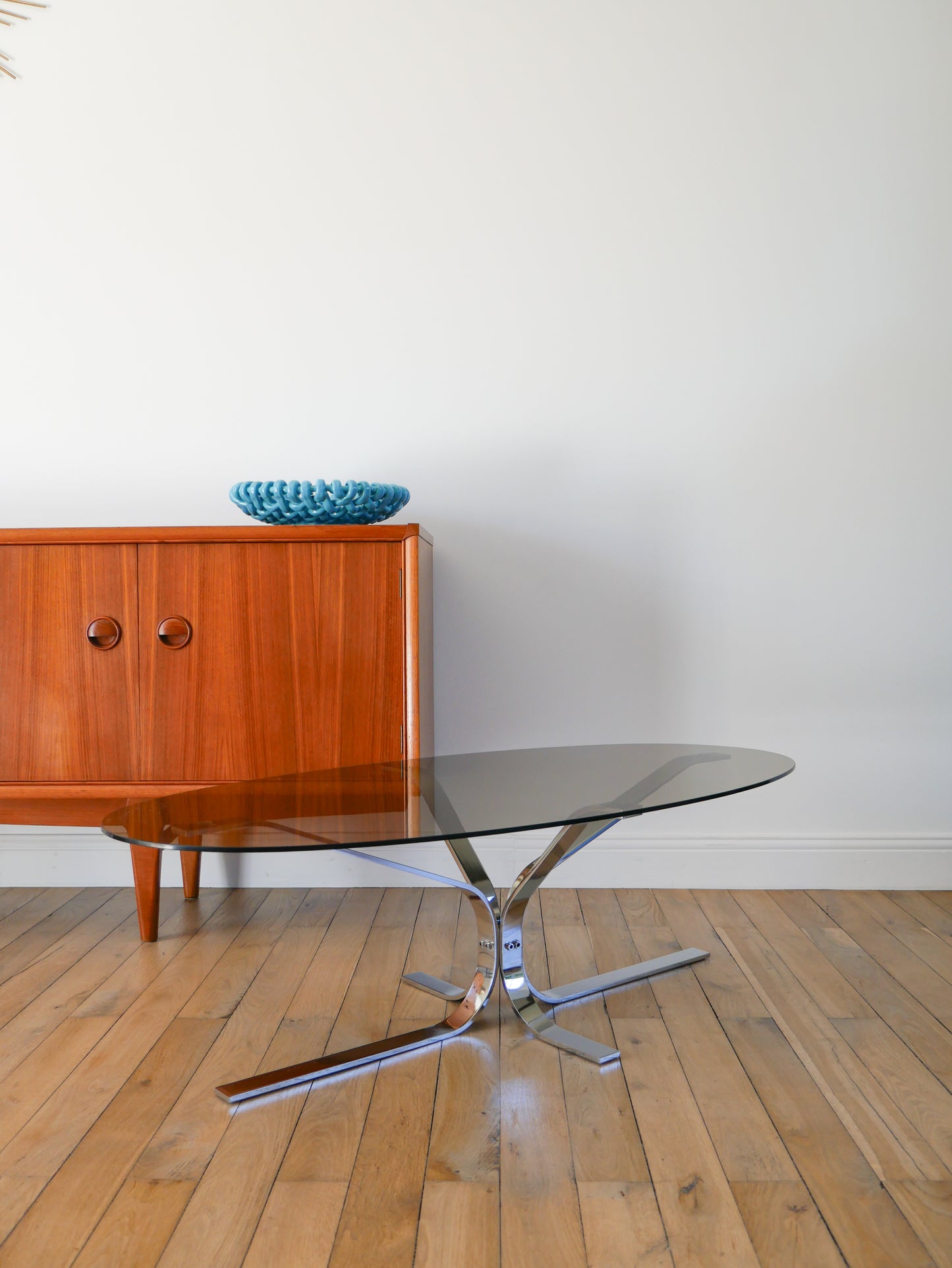 Table basse en chrome et verre fumé, piètement étoile et plateau ovale, Design, 1970