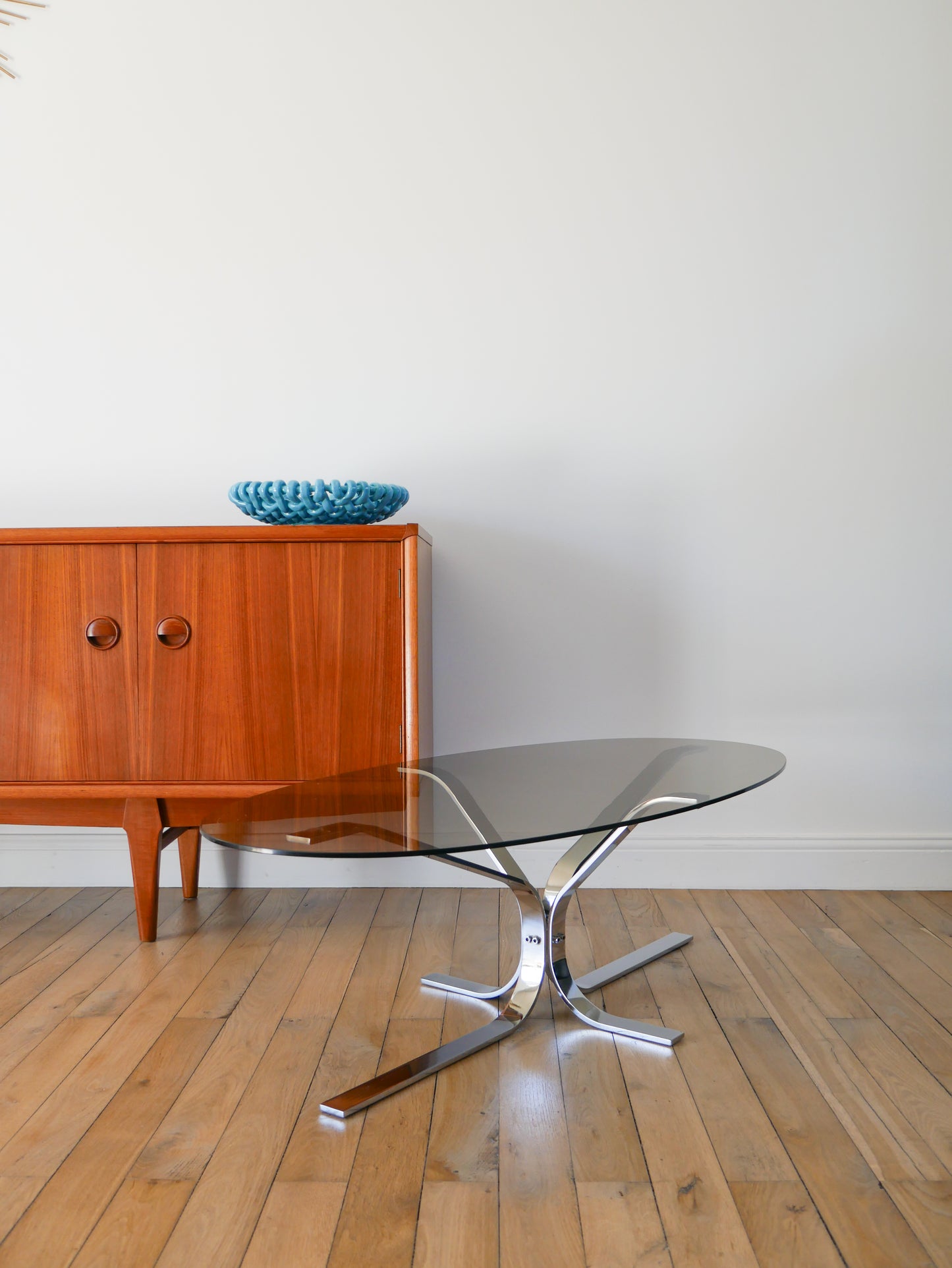 Table basse en chrome et verre fumé, piètement étoile et plateau ovale, Design, 1970