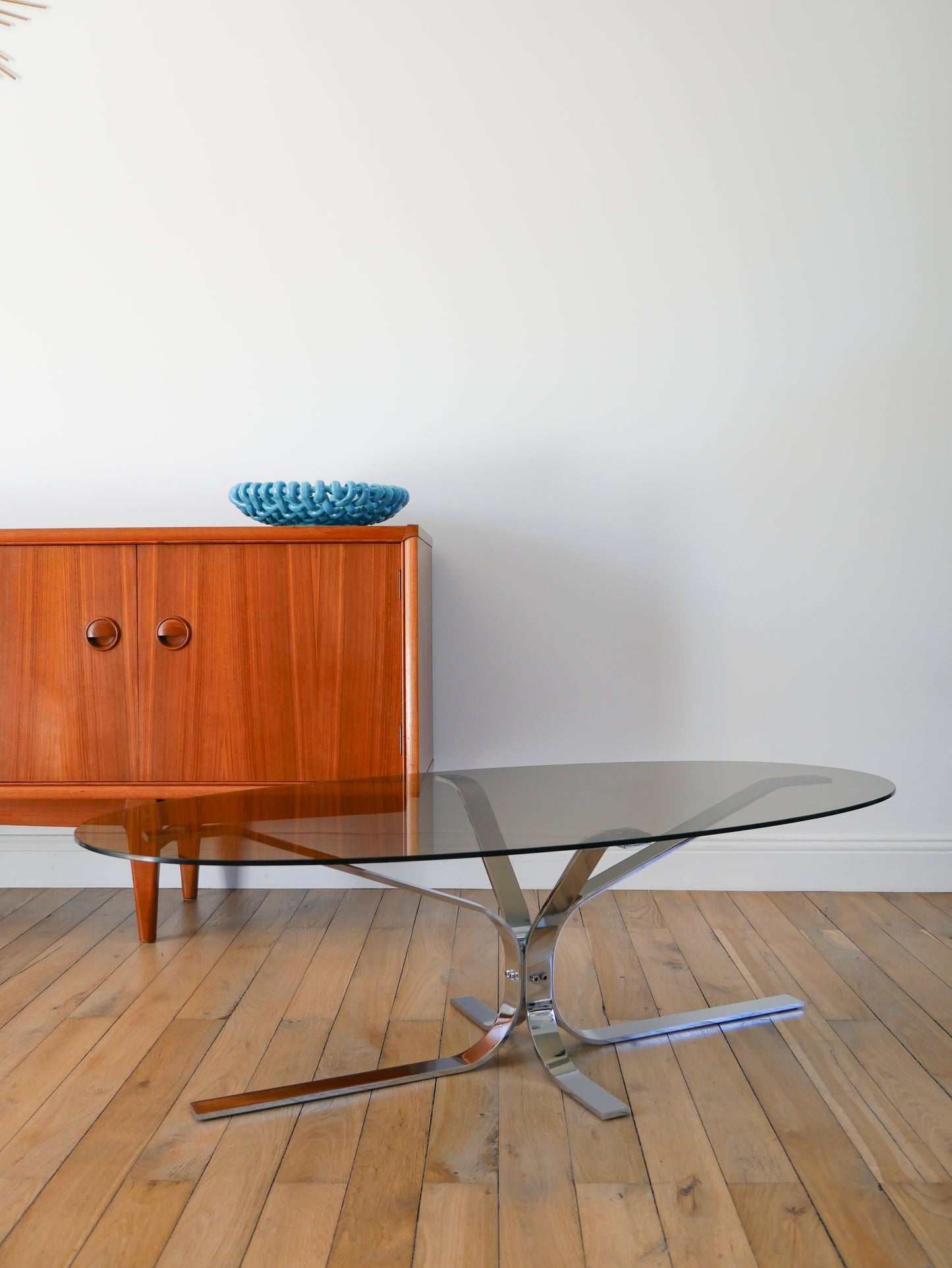 Table basse en chrome et verre fumé, piètement étoile et plateau ovale, Design, 1970