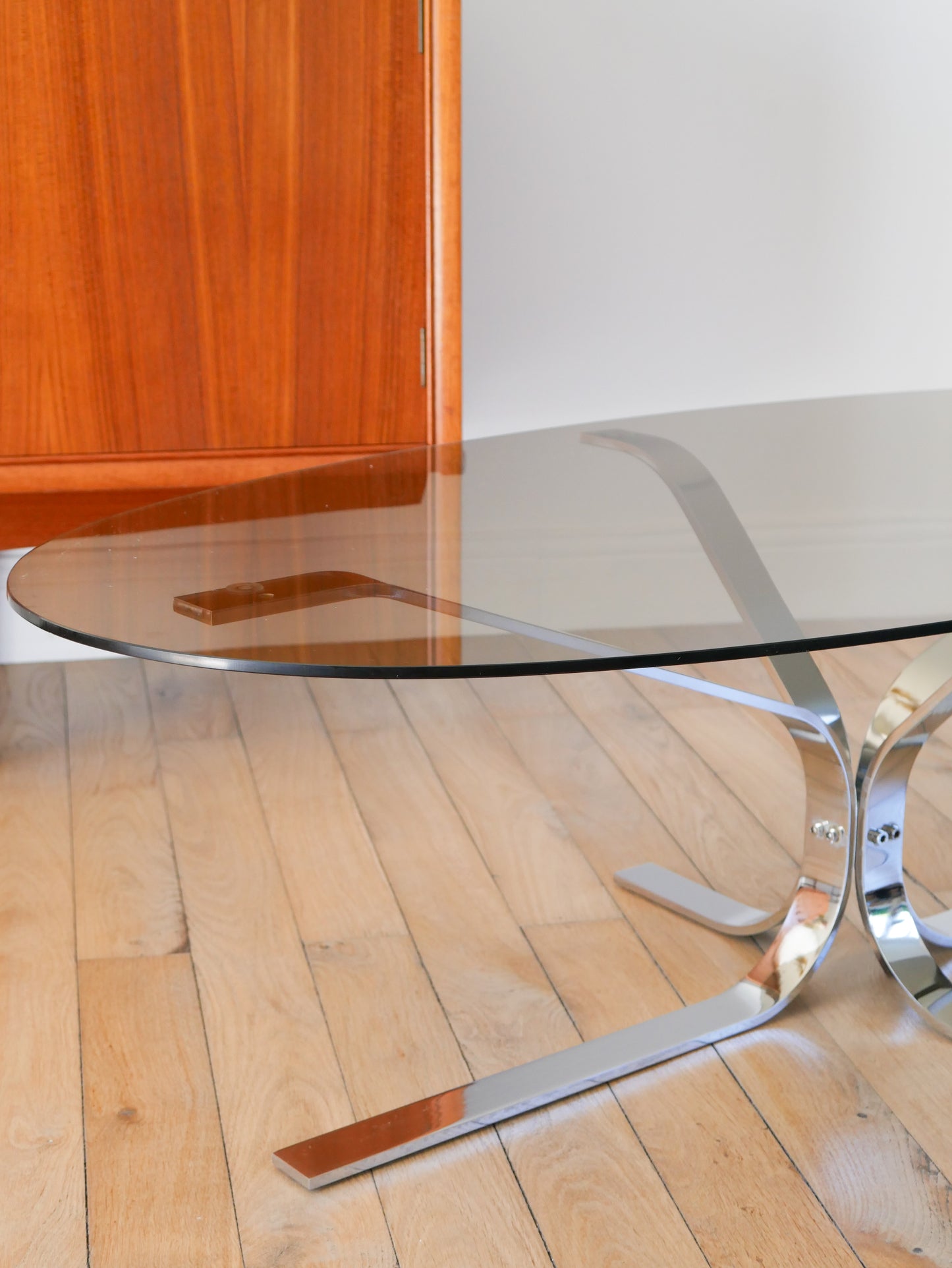 Table basse en chrome et verre fumé, piètement étoile et plateau ovale, Design, 1970