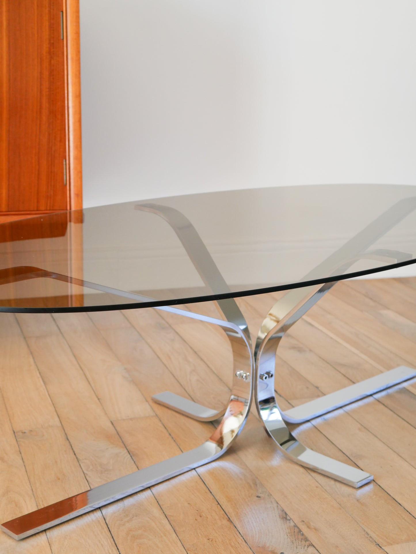 Table basse en chrome et verre fumé, piètement étoile et plateau ovale, Design, 1970
