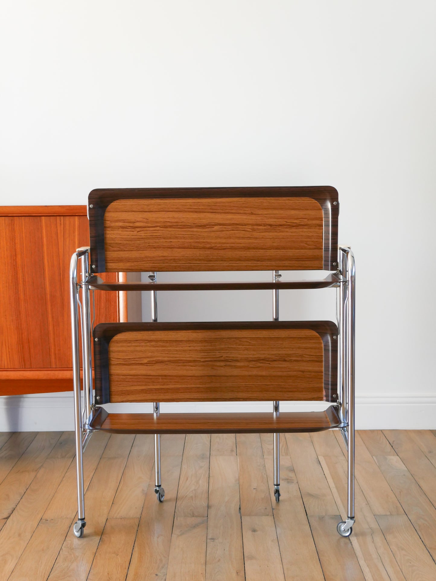 Desserte roulante en chrome et formica modulable, à triple plateaux, 1970