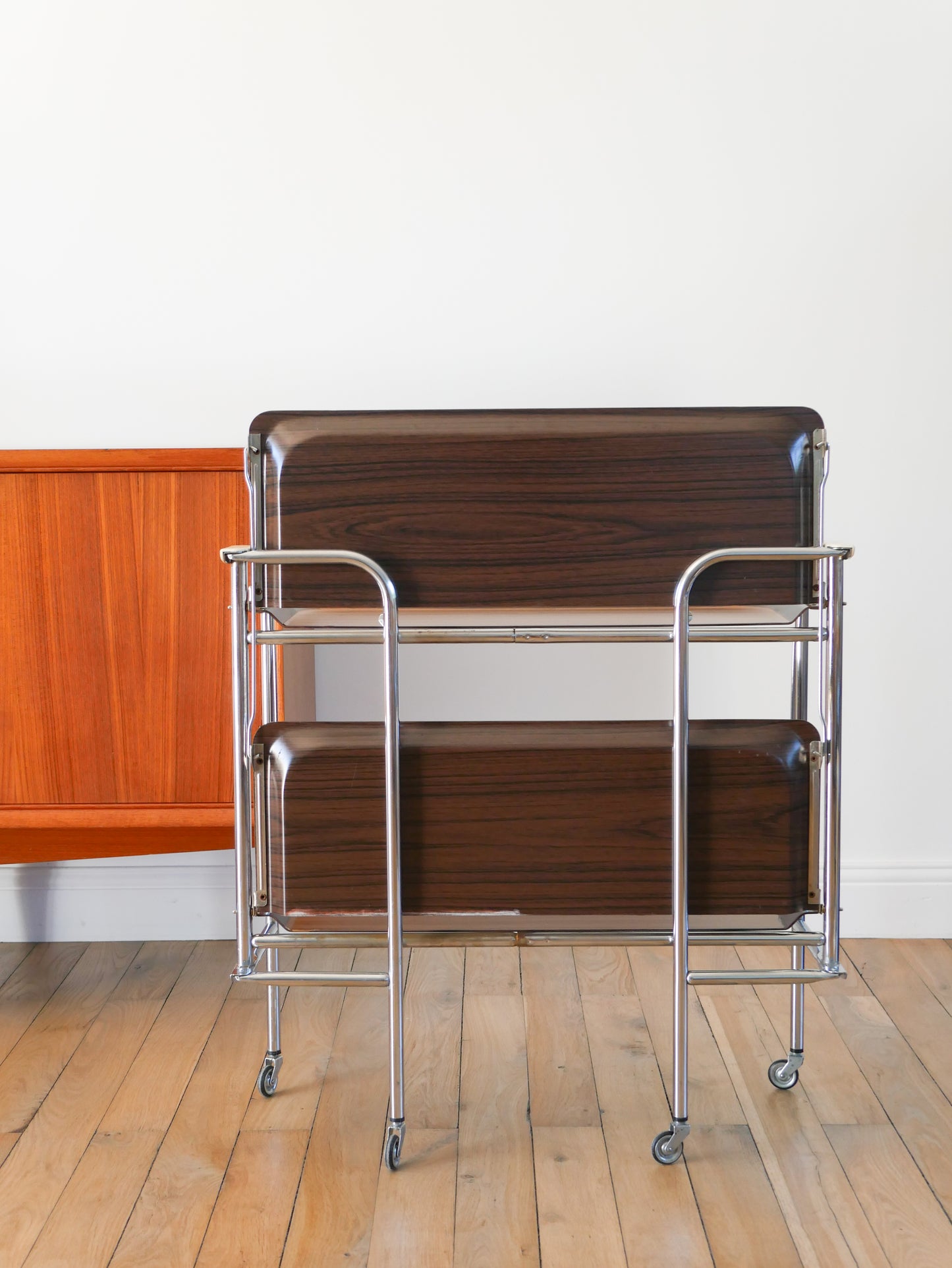 Desserte roulante en chrome et formica modulable, à triple plateaux, 1970