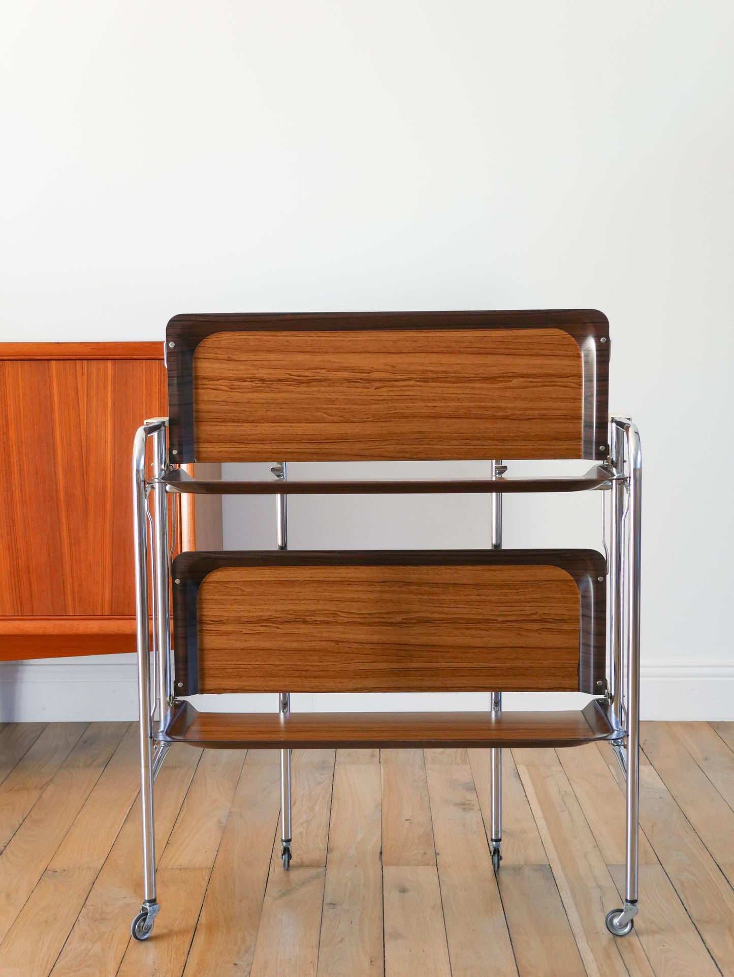 Desserte roulante en chrome et formica modulable, à triple plateaux, 1970