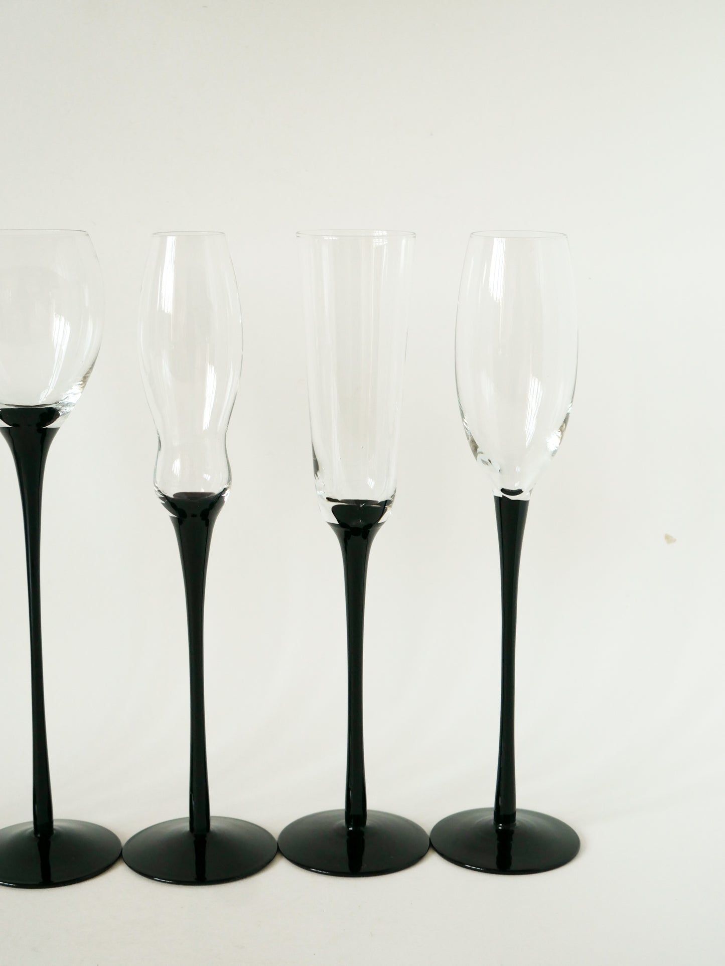 Ensemble de 5 flûtes à champagne très hautes, Noir, forme libre, 1970
