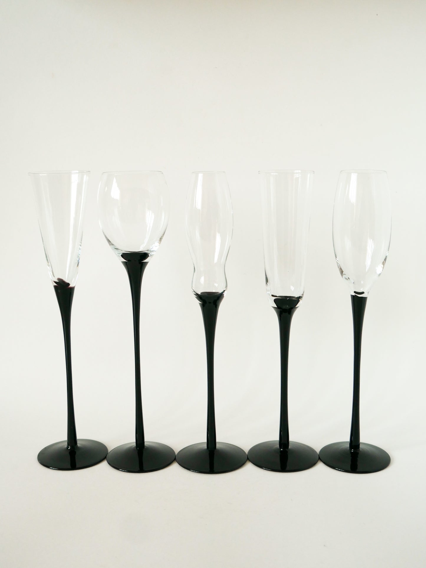 Ensemble de 5 flûtes à champagne très hautes, Noir, forme libre, 1970
