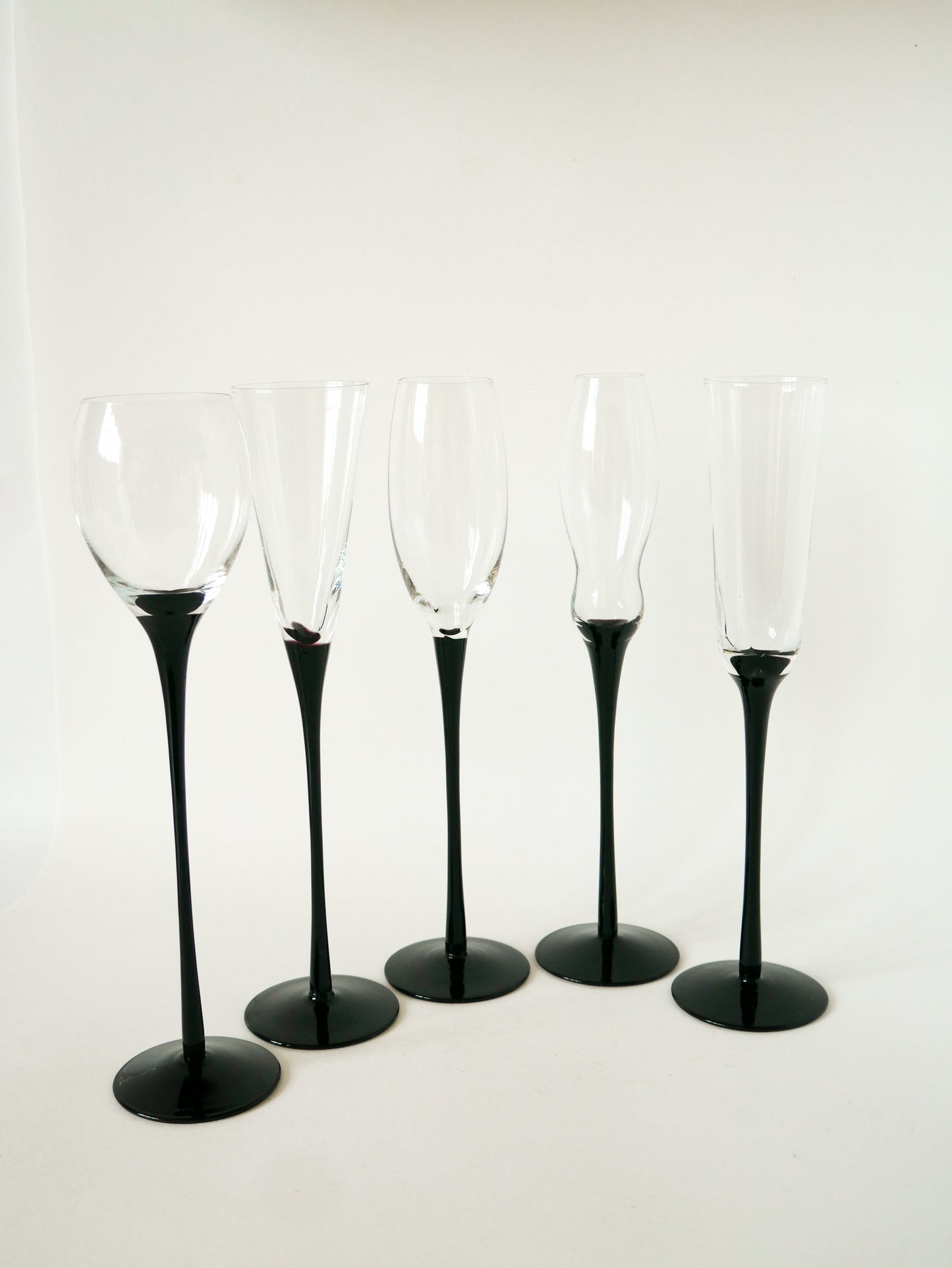 Ensemble de 5 flûtes à champagne très hautes, Noir, forme libre, 1970