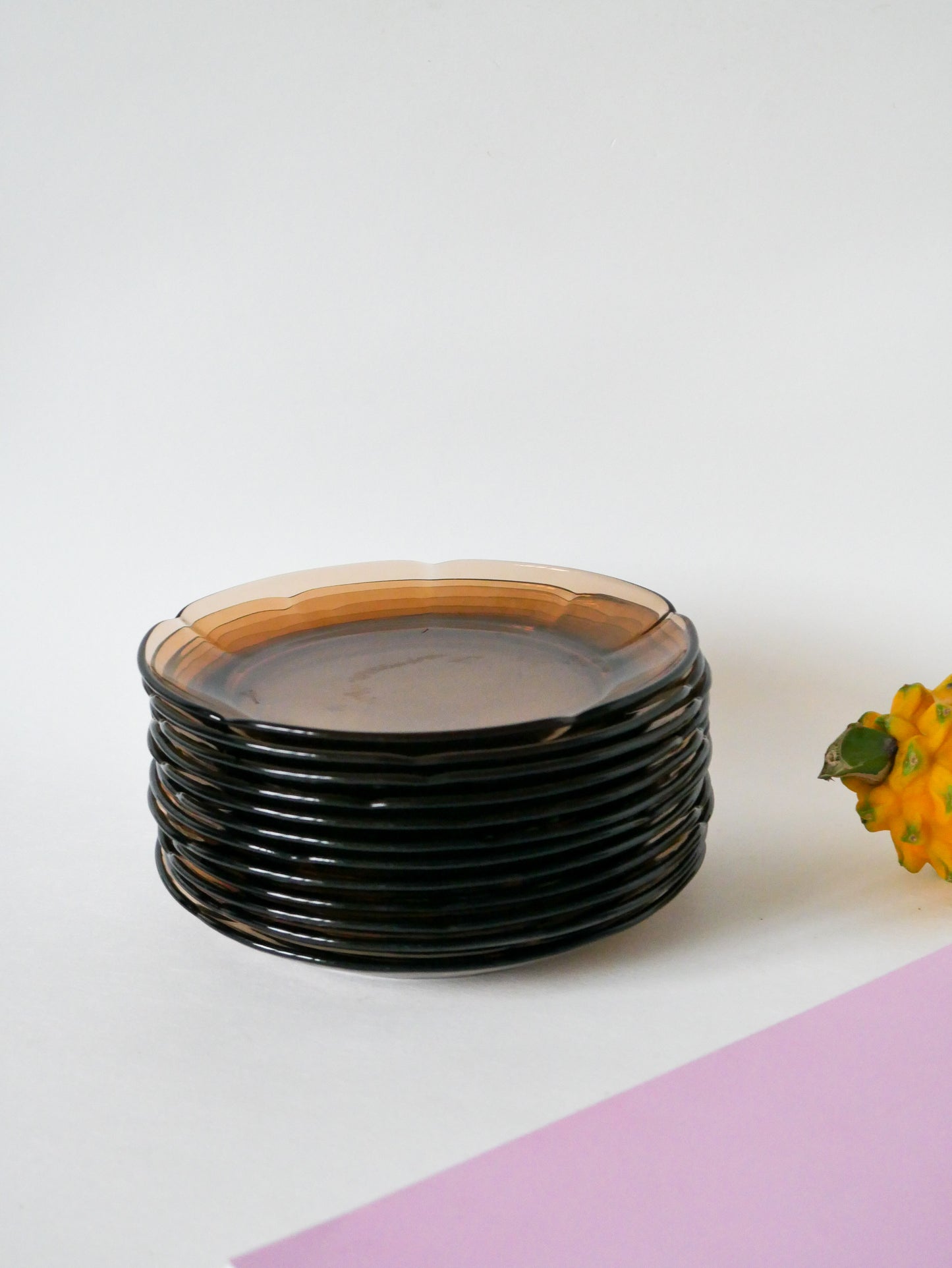 Lot de 6 assiettes à dessert corolles en verre fumé Duralex 1970