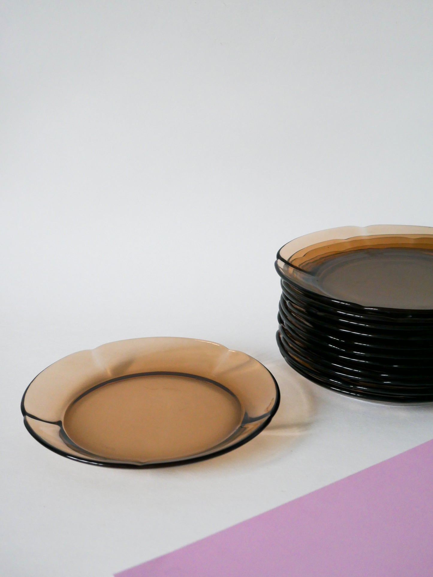 Lot de 6 assiettes à dessert corolles en verre fumé Duralex 1970