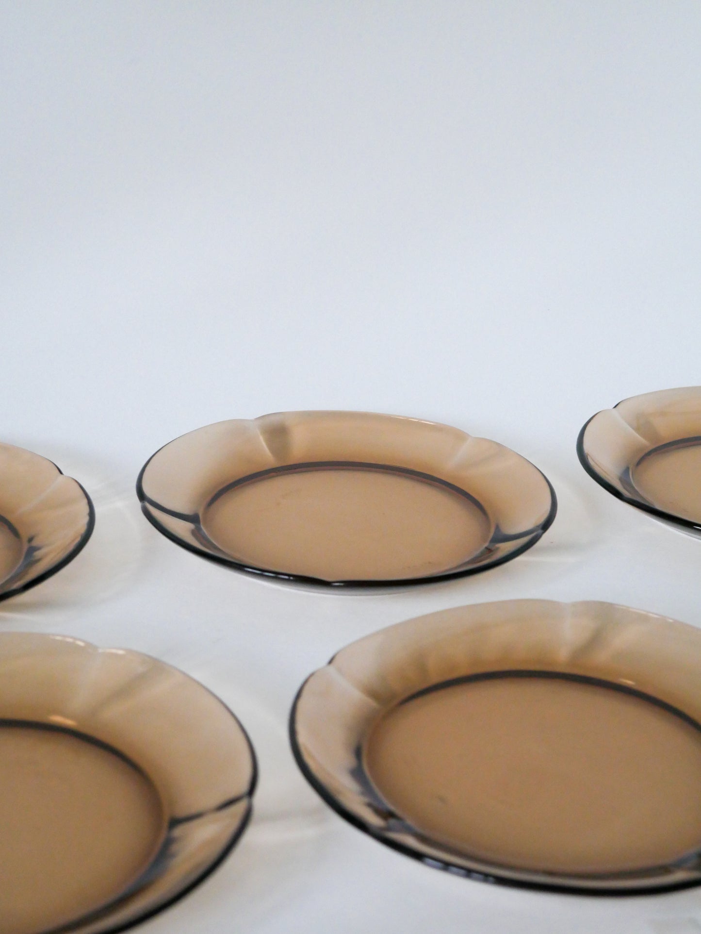Lot de 6 assiettes à dessert corolles en verre fumé Duralex 1970