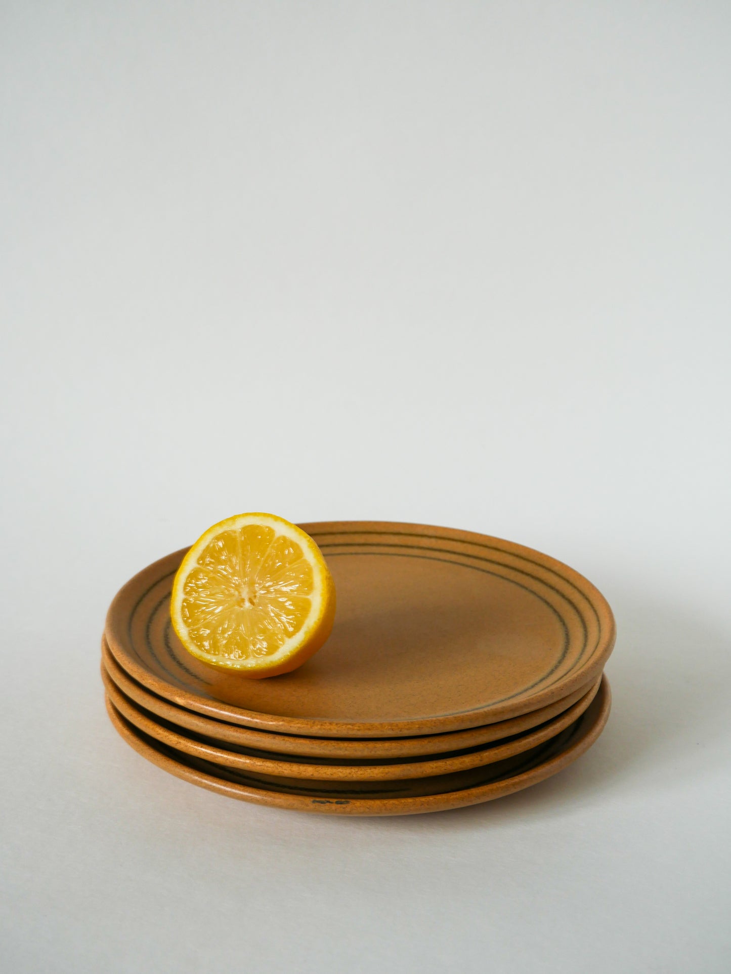 Lot de 4 assiettes à dessert en grès à liserés Sarreguemines, Made in France, 1970