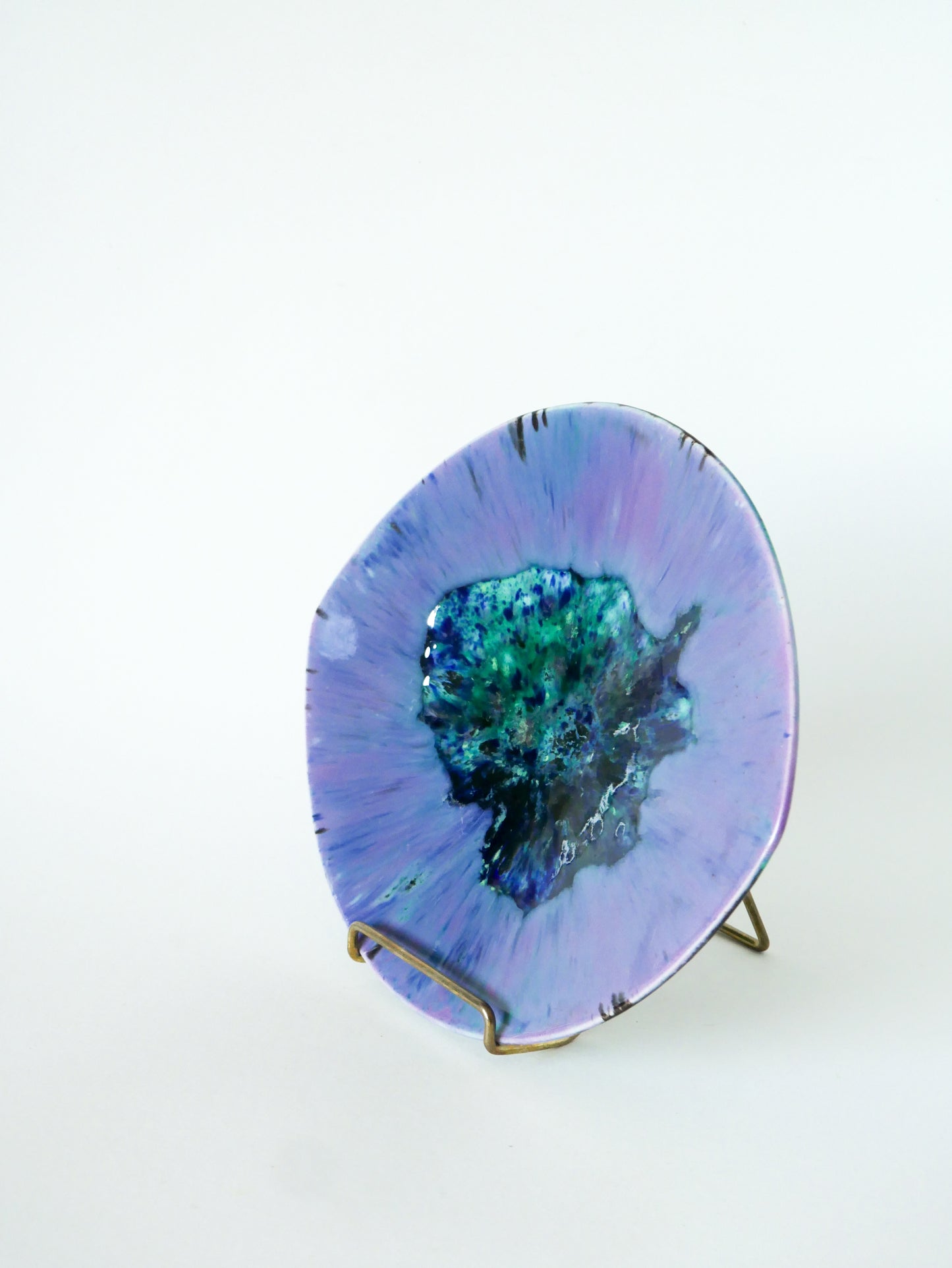 Assiette de présentation en céramique, Émaux Violets & Bleus, Grès du Vernon, 1970