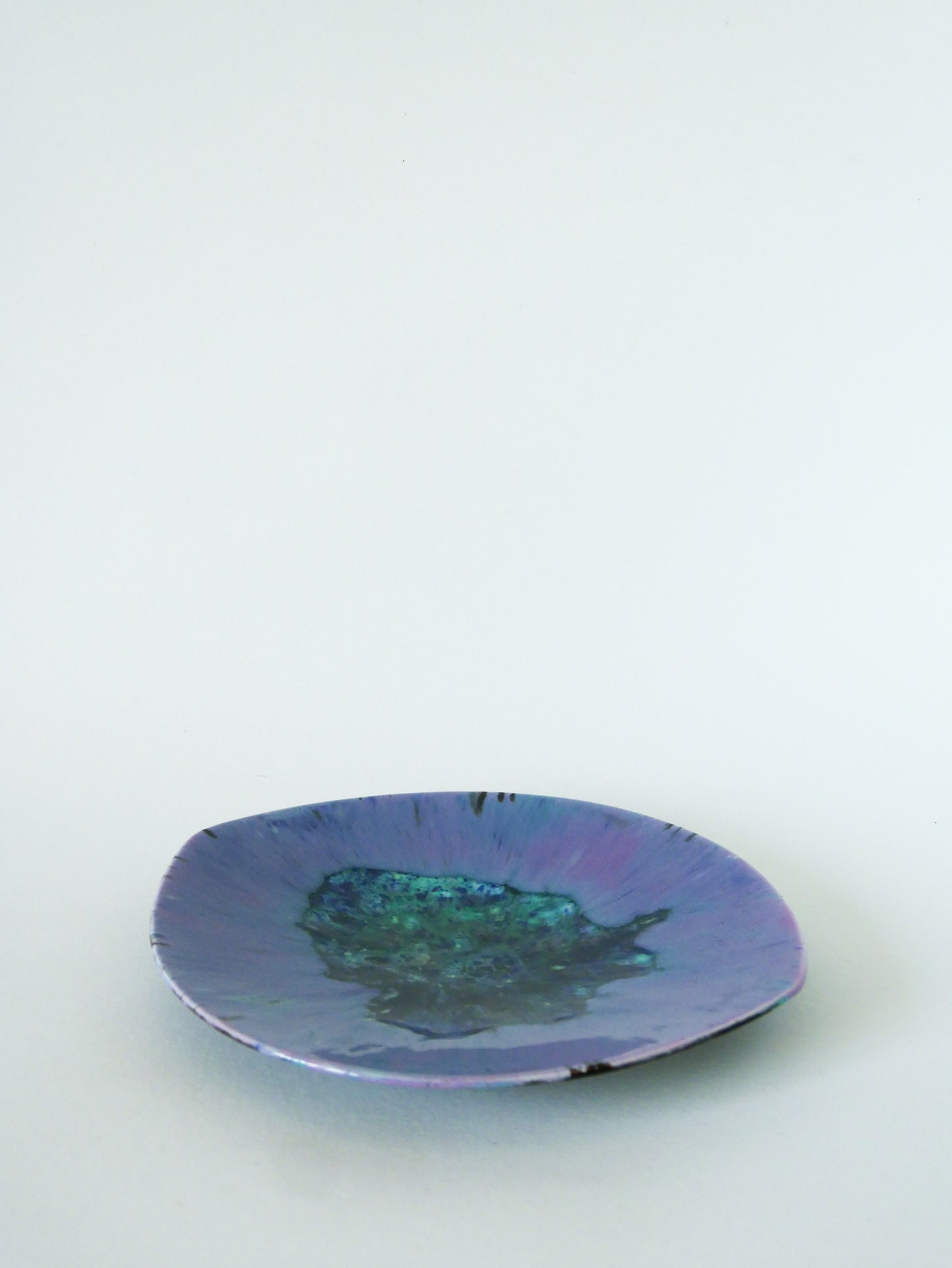 Assiette de présentation en céramique, Émaux Violets & Bleus, Grès du Vernon, 1970