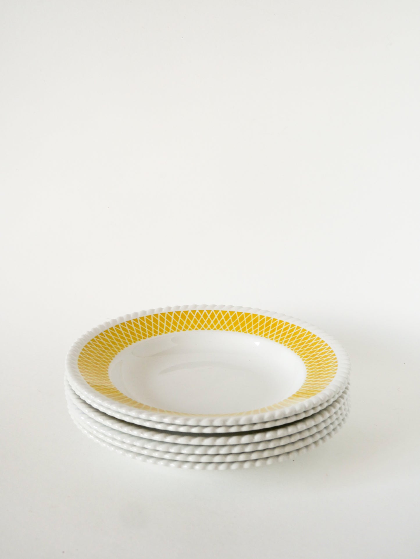 Lot de 6 assiettes creuses Badonviller dentelées à motifs géométriques, Jaunes, 1960