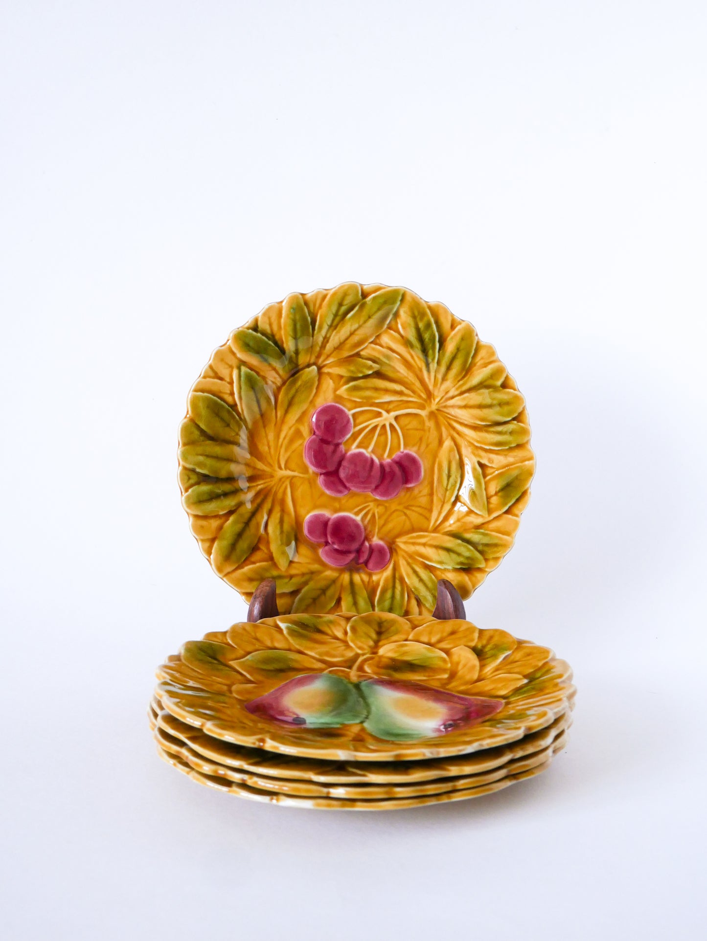 Lot de 5 assiettes en barbotine, Digoin Sarreguemines, modèle Fruits, 1970