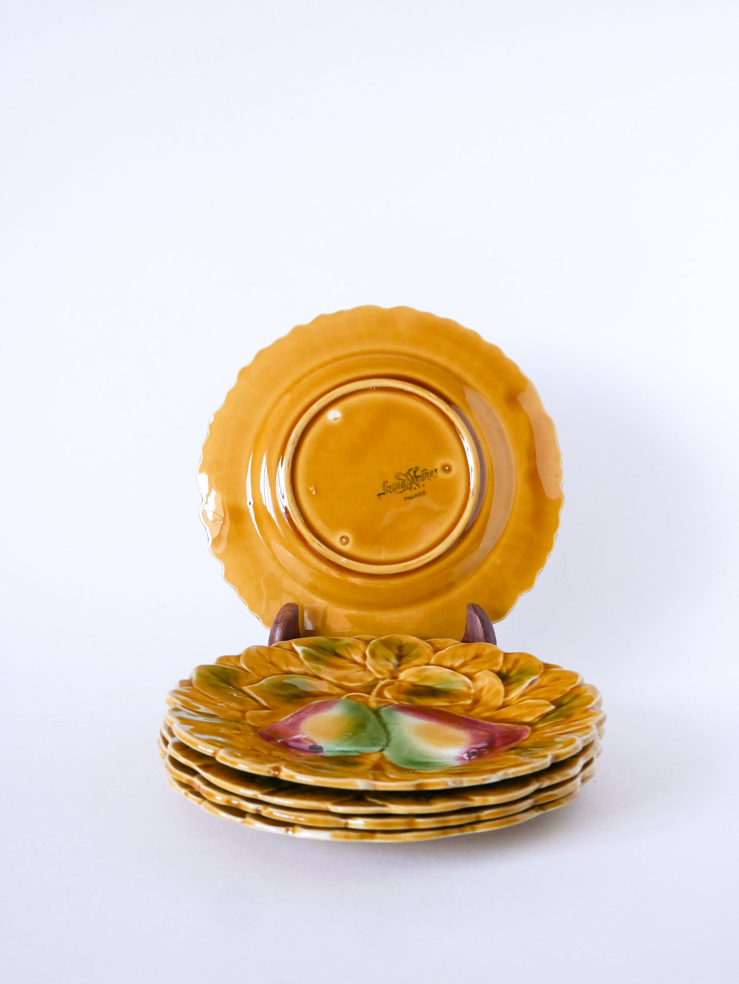 Lot de 5 assiettes en barbotine, Digoin Sarreguemines, modèle Fruits, 1970